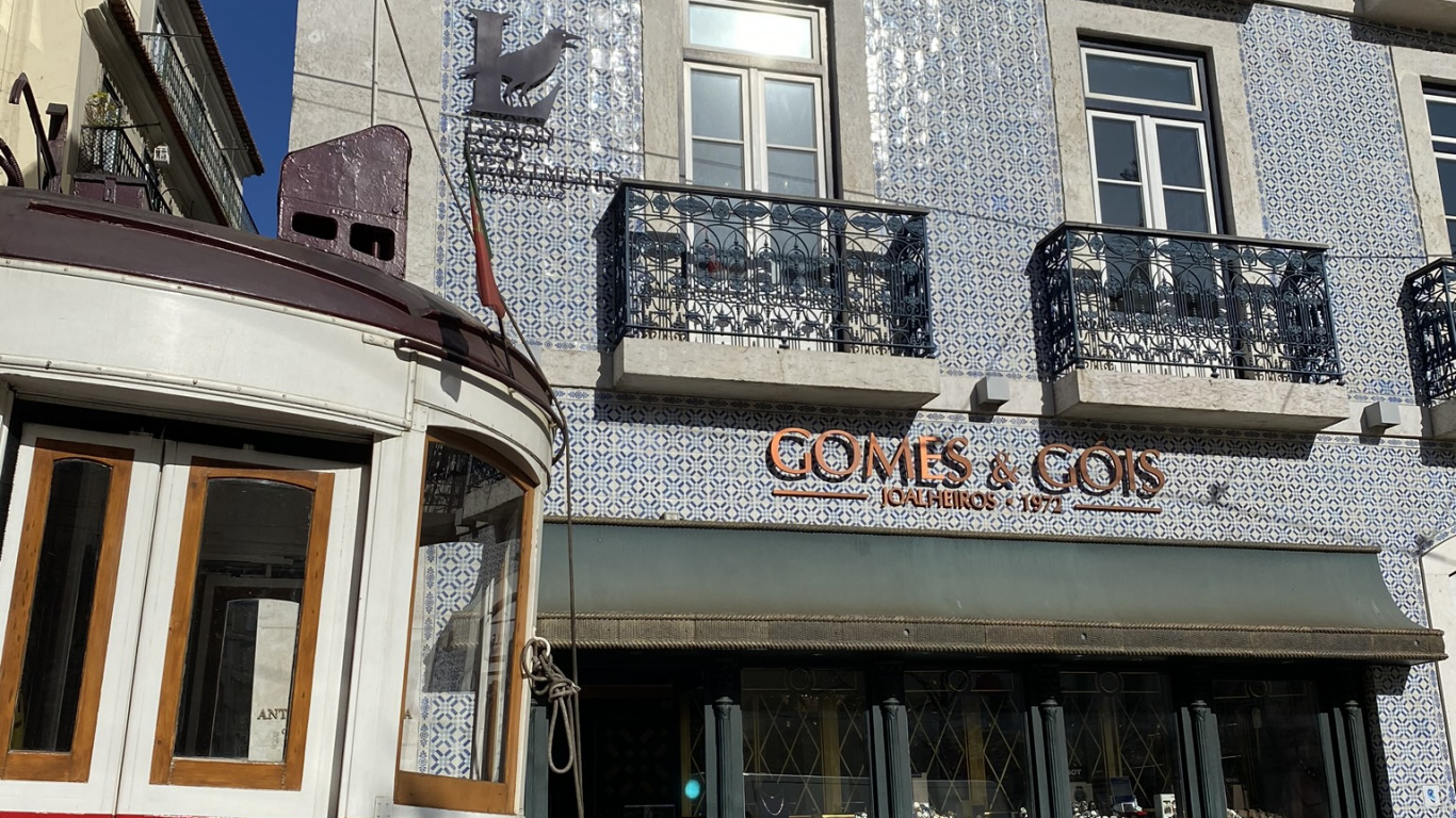 Fenster, Fassade, Strom, Elektrizitätsversorgung, Elektro-Netzwerk. Wallpaper in 1366x768 Resolution