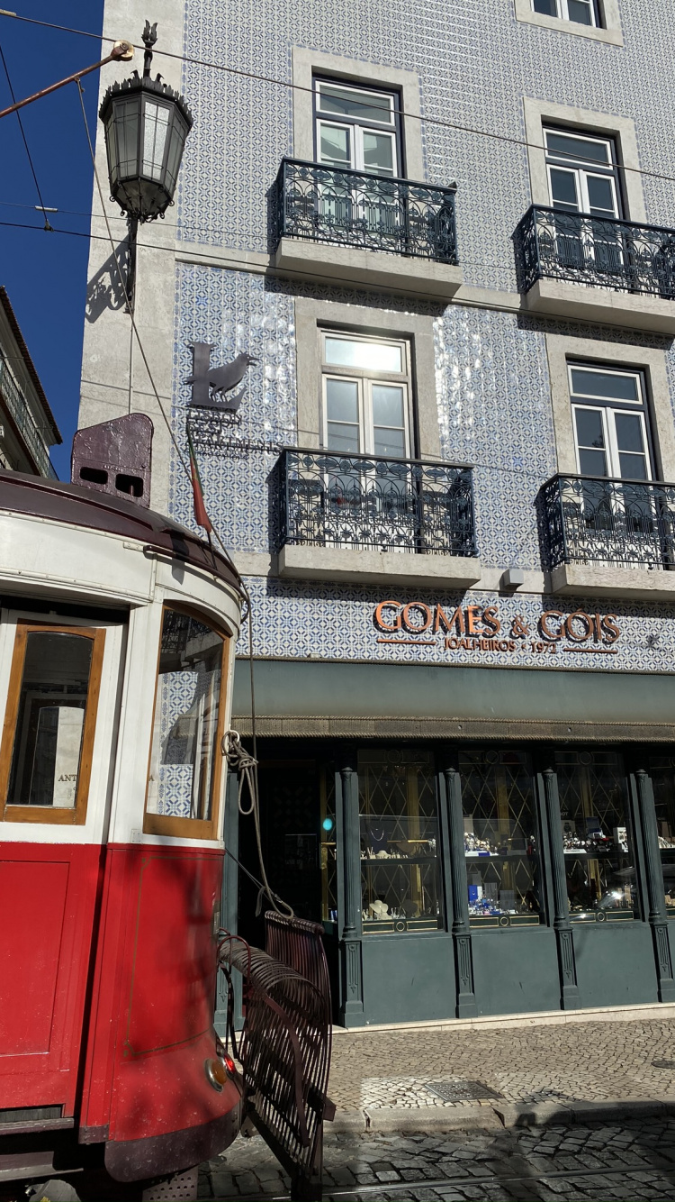 Téléphérique, Fenêtre, Façade, Électricité, Alimentation Électrique. Wallpaper in 750x1334 Resolution