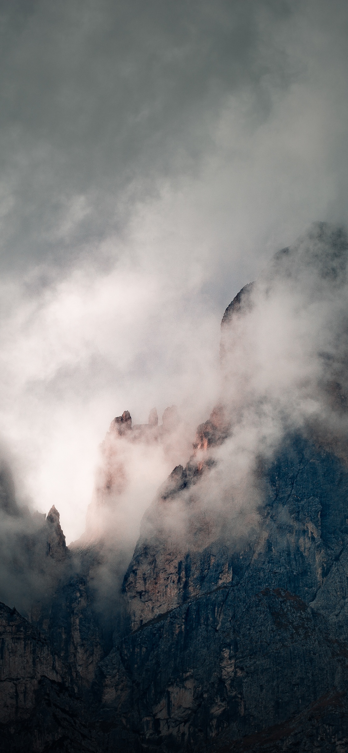 Nebel, Bergkette, Bergigen Landschaftsformen, Cloud, Atmosphäre. Wallpaper in 1125x2436 Resolution