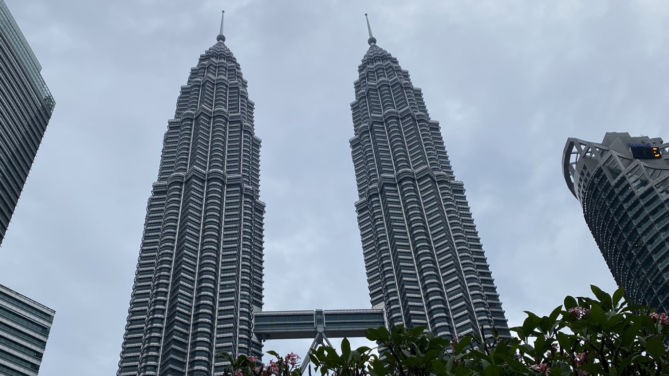 Petronas Towers, Kuala Lumpur, Malaysien, Petronas Twin Towers; Petronas Zwillingstürme, Tower Block. Wallpaper in 1366x768 Resolution