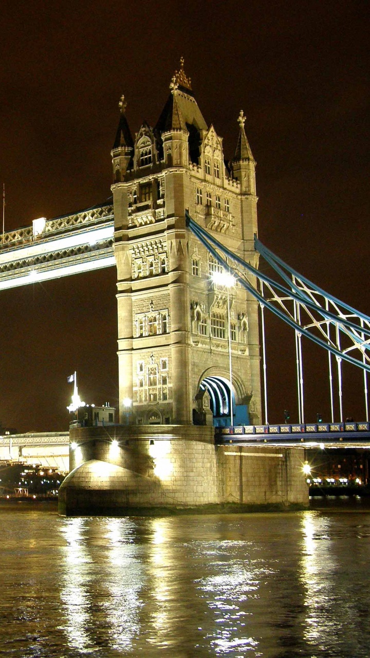 Leute, Die Nachts Auf Der Brücke Gehen. Wallpaper in 720x1280 Resolution