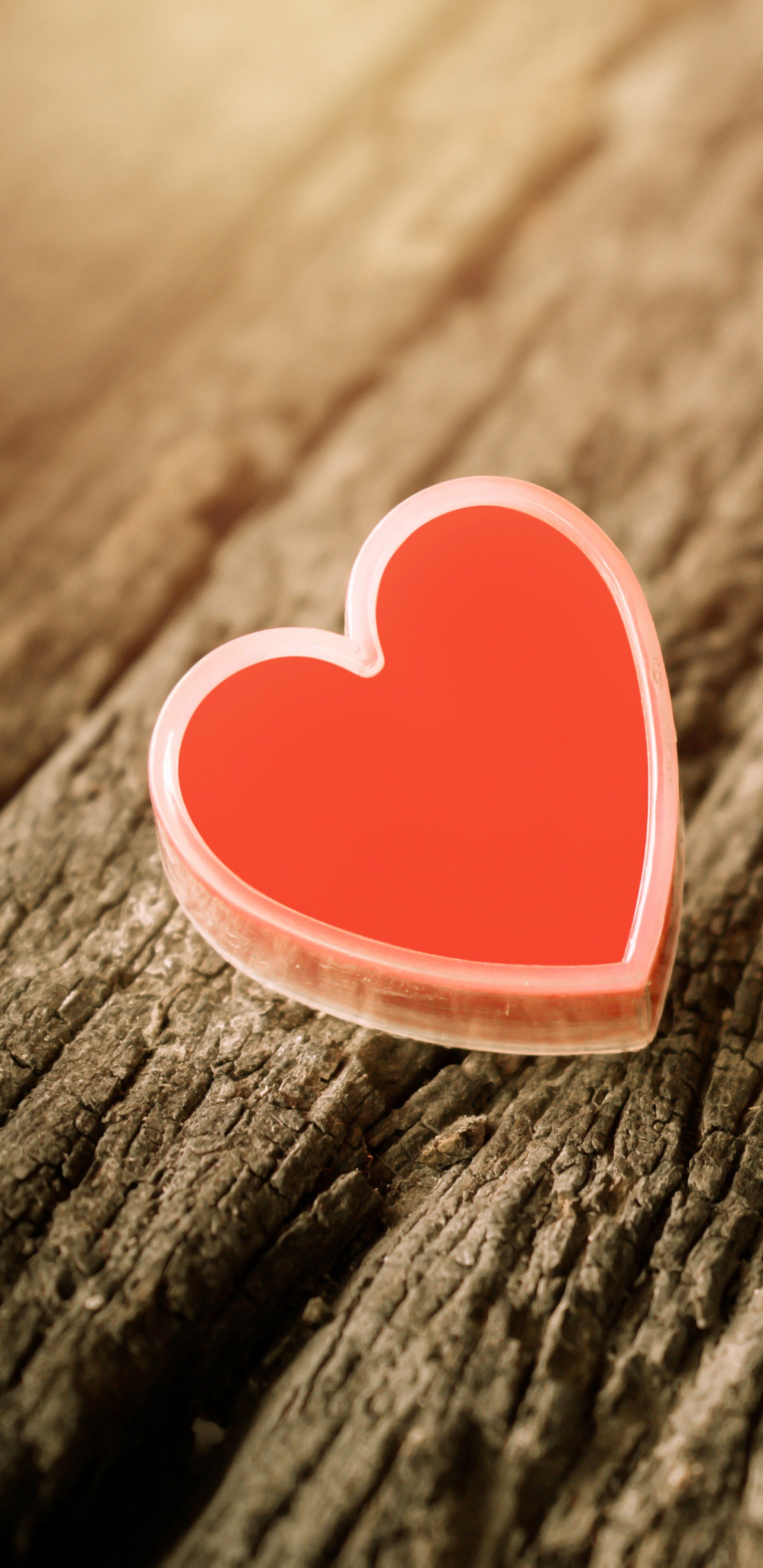 2 Coeur Rouge Sur Une Surface en Bois Grise. Wallpaper in 1440x2960 Resolution