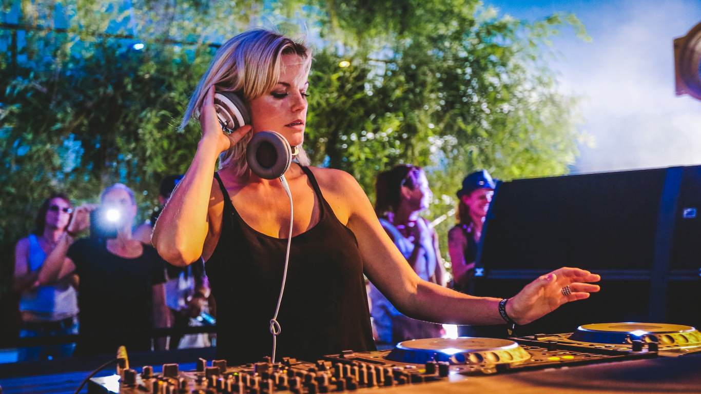 Electronic Dance Music, Disc Jockey, Performance, Music, Event. Wallpaper in 1366x768 Resolution