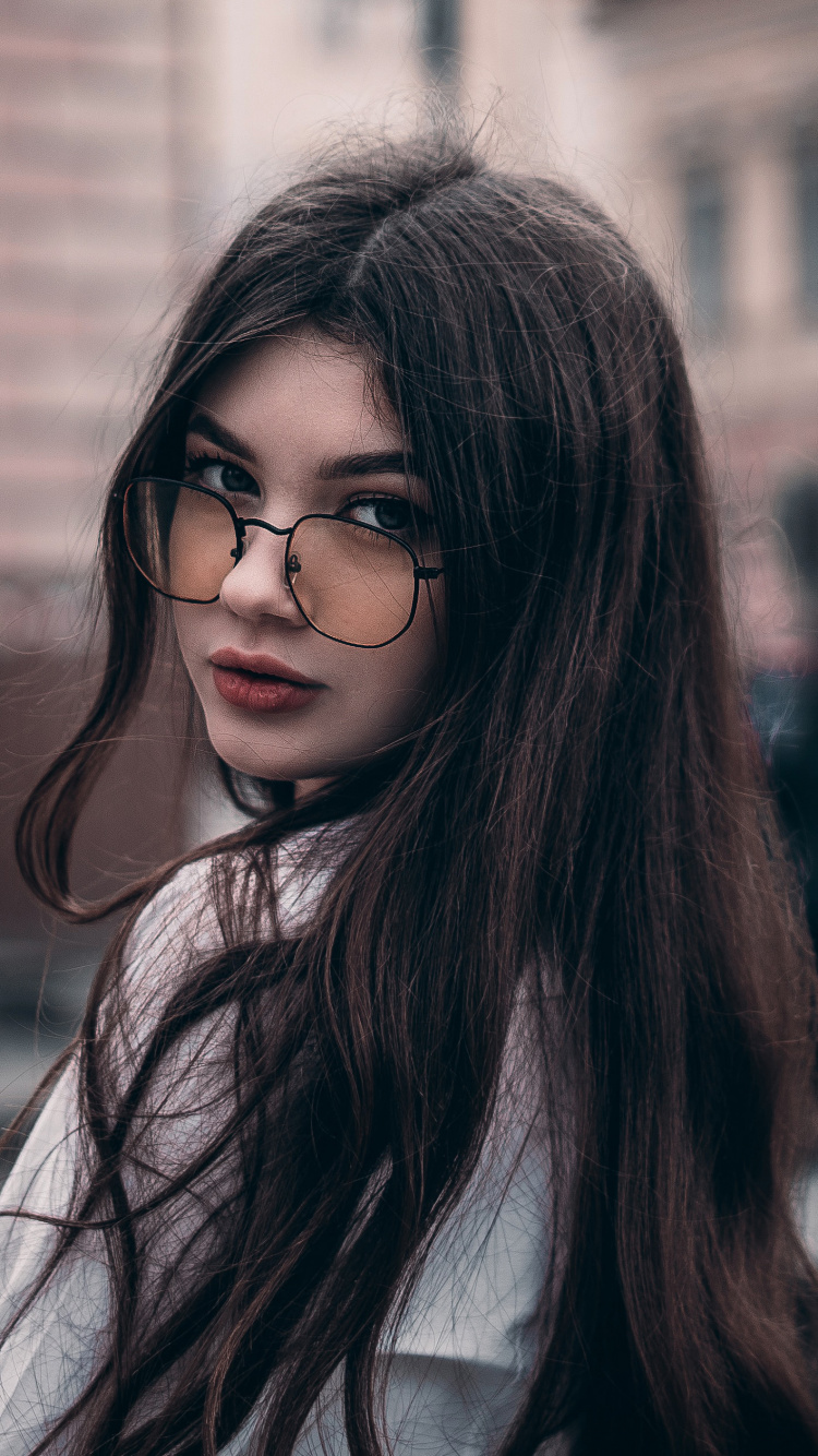 Femme à Lunettes à Monture Noire. Wallpaper in 750x1334 Resolution