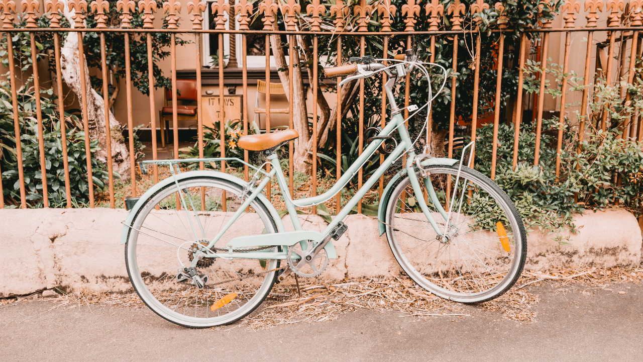 White City Bike Beside Fence. Wallpaper in 1280x720 Resolution