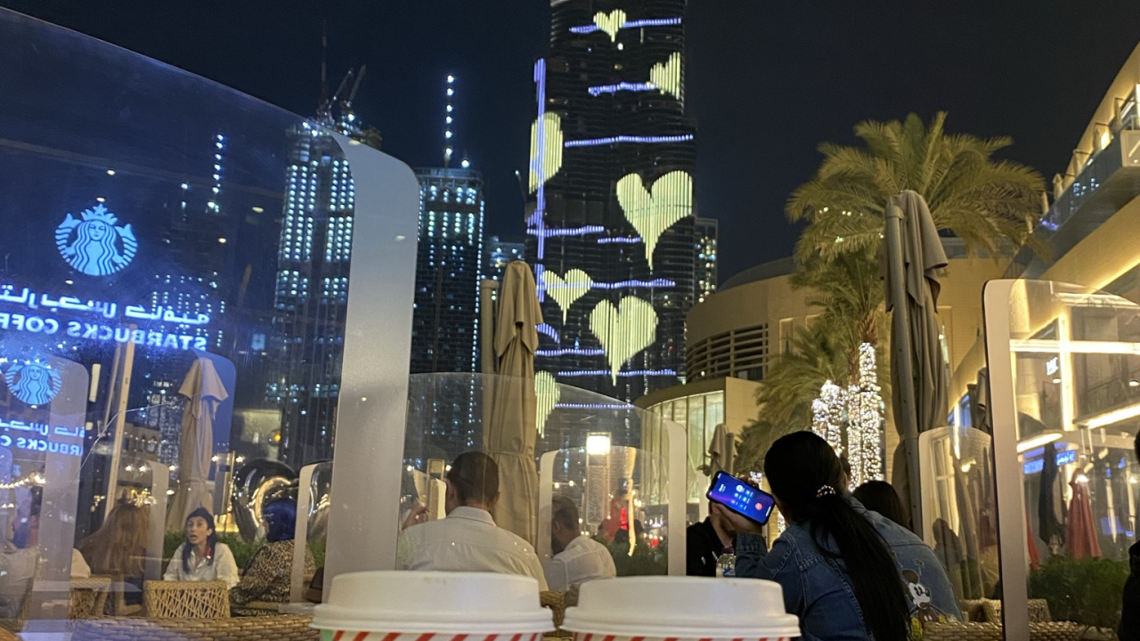 Dubai, Burj Khalifa, Starbucks Nuevo Logo 2011, Cristalería, Medianoche. Wallpaper in 1280x720 Resolution