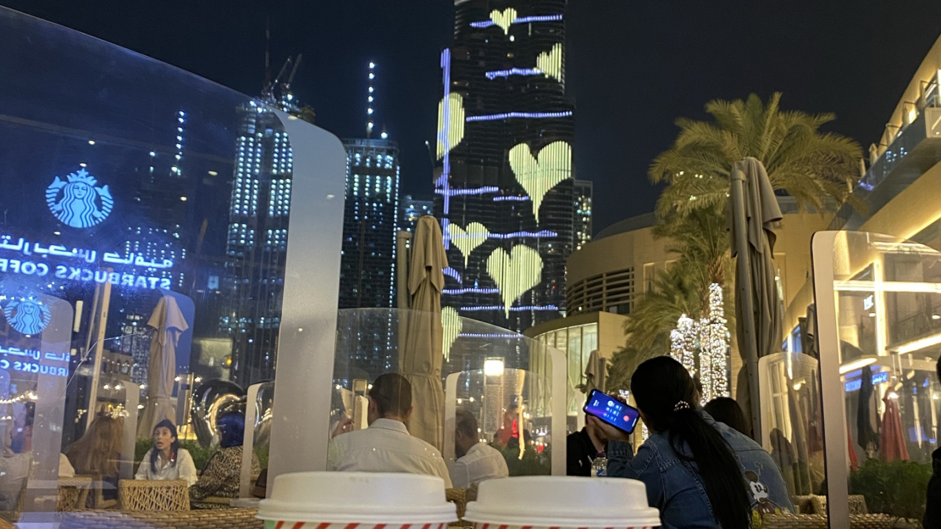 Dubai, Burj Khalifa, Starbucks Nuevo Logo 2011, Cristalería, Medianoche. Wallpaper in 1366x768 Resolution