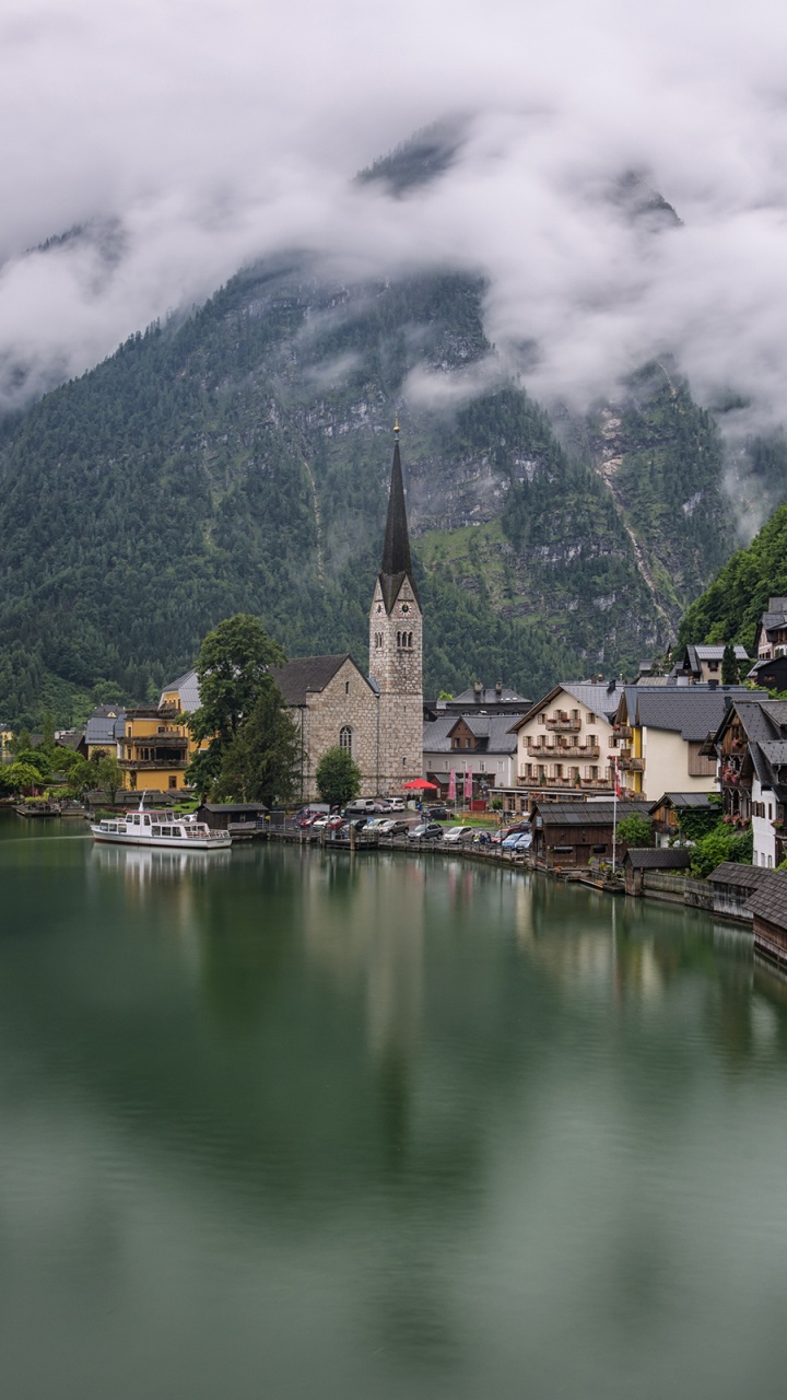 Casa de Hormigón Marrón y Blanco Junto al Lago. Wallpaper in 720x1280 Resolution