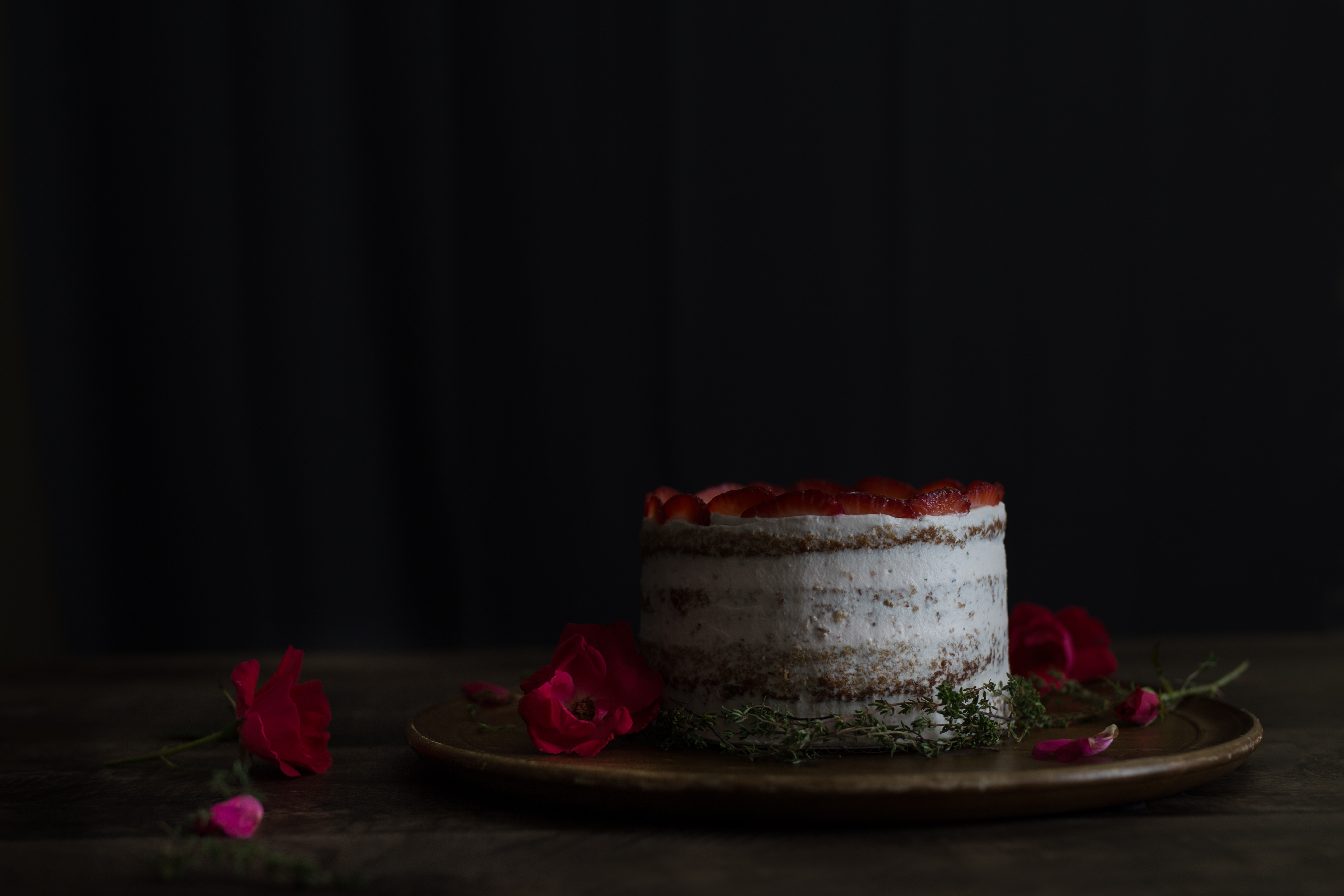 Fondos de Pantalla Pastel Blanco y Rojo Sobre Mesa de Madera Marrón,  Imágenes y Fotos Gratis