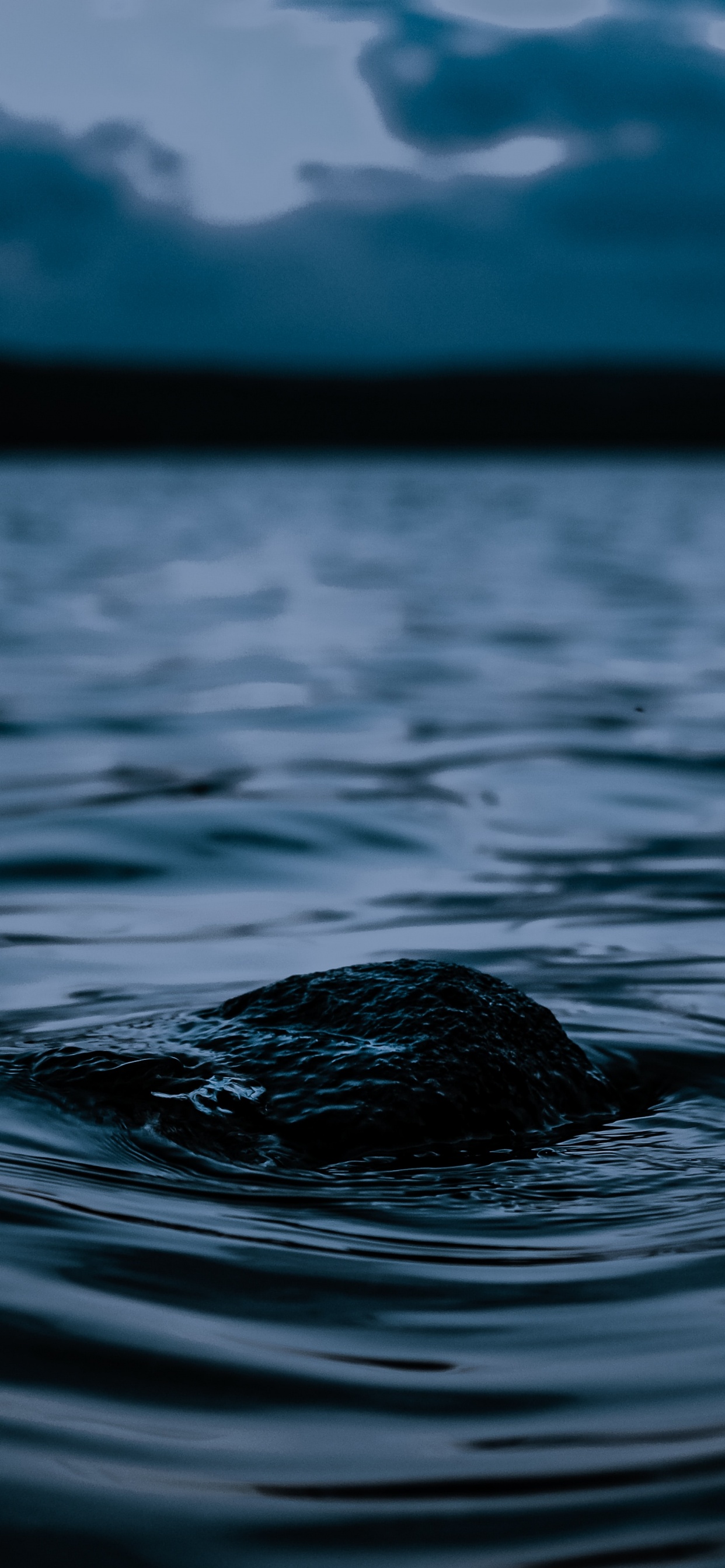 Plan D'eau Sous Ciel Nuageux Pendant la Journée. Wallpaper in 1242x2688 Resolution