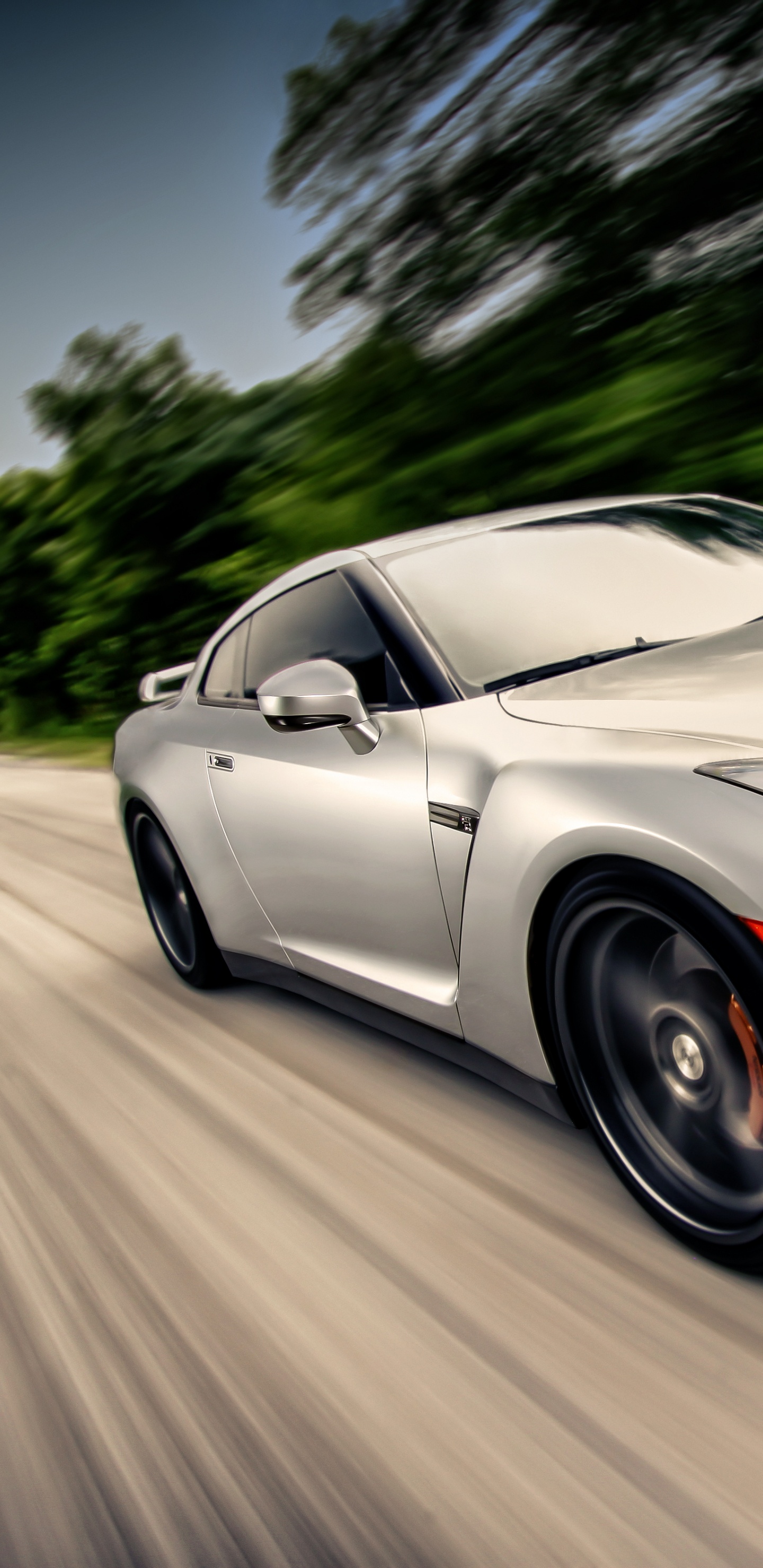 Porsche 911 Plateado en la Carretera Durante el Día. Wallpaper in 1440x2960 Resolution