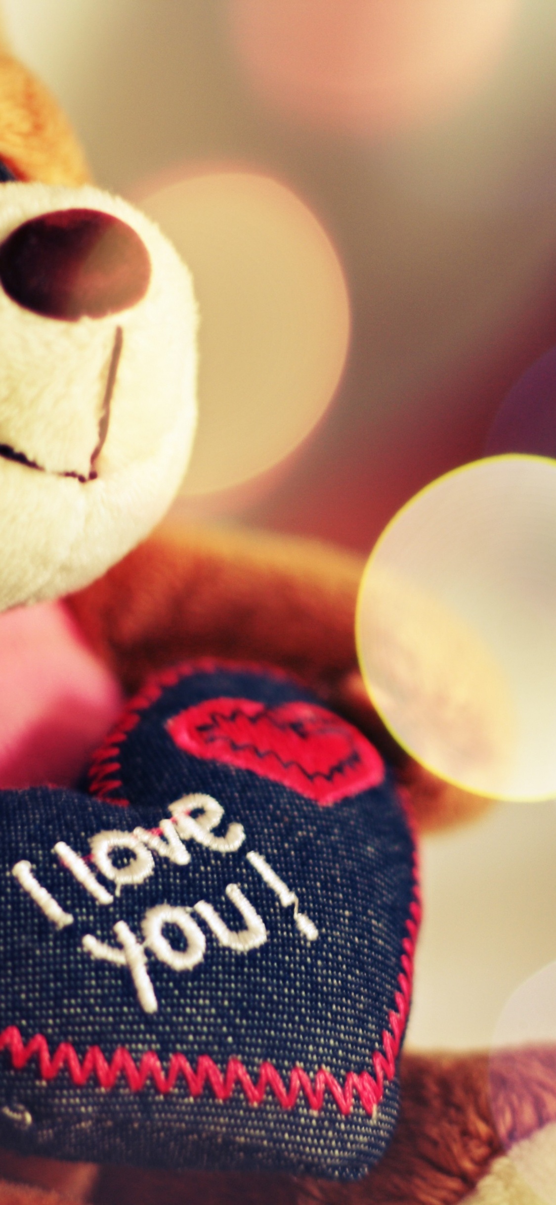 Peluche Oso Pardo Con Camisa Roja y Negra. Wallpaper in 1125x2436 Resolution