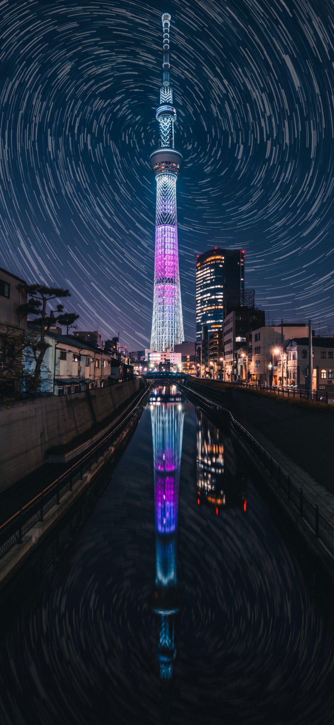 Photographie en Accéléré Des Lumières de la Ville Pendant la Nuit. Wallpaper in 1125x2436 Resolution