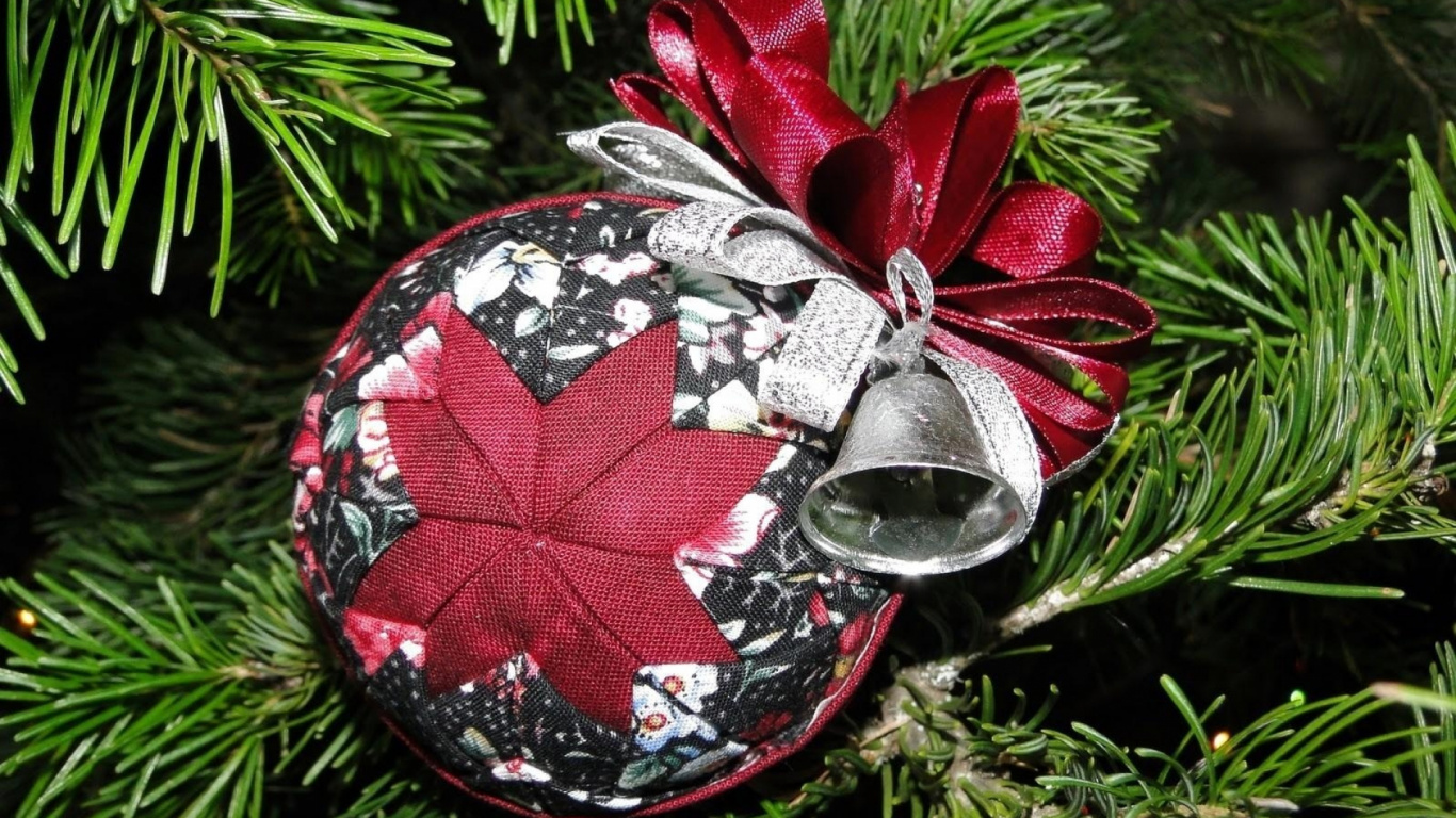 New Year, Christmas Decoration, New Year Tree, Snowflake, Evergreen. Wallpaper in 1366x768 Resolution