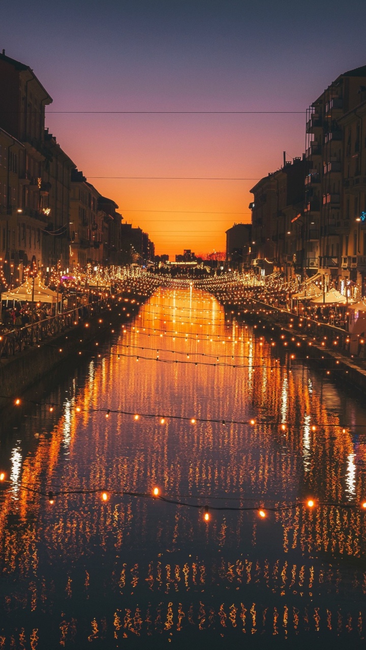 Lampadaires Éclairés Dans la Rue Pendant la Nuit. Wallpaper in 720x1280 Resolution