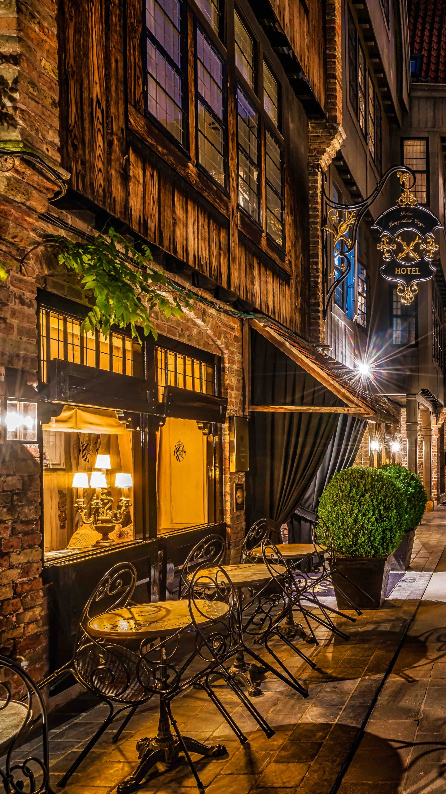 Edificio de Hormigón Marrón Durante la Noche.. Wallpaper in 1440x2560 Resolution