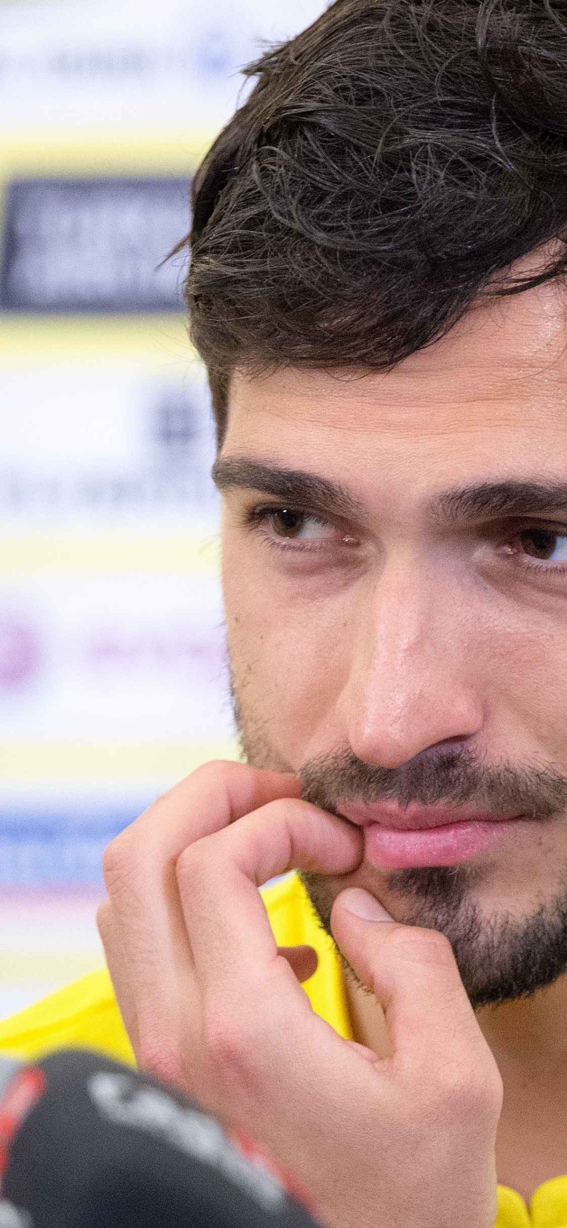 Mann im Gelben Rundhalshemd Mit Rotem Und Schwarzem Smartphone. Wallpaper in 1125x2436 Resolution