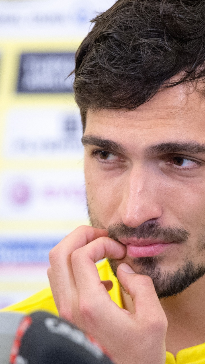 Mann im Gelben Rundhalshemd Mit Rotem Und Schwarzem Smartphone. Wallpaper in 720x1280 Resolution