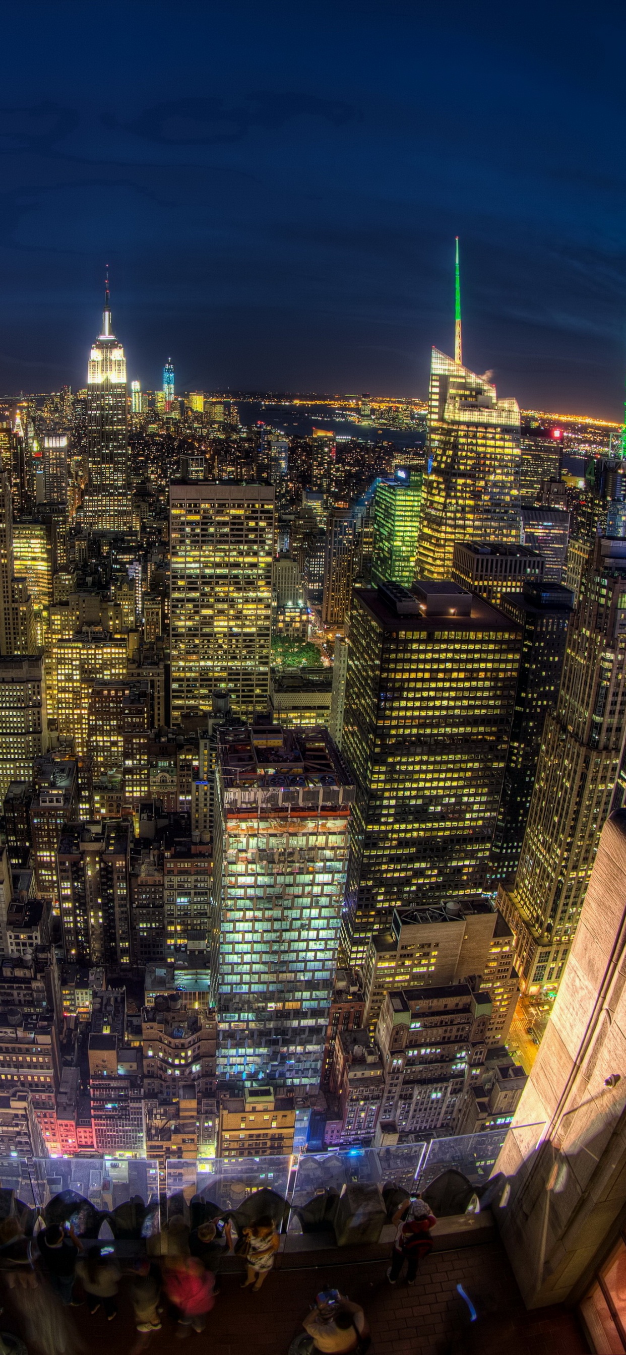 Les Gens Dans la Rue Pendant la Nuit. Wallpaper in 1242x2688 Resolution