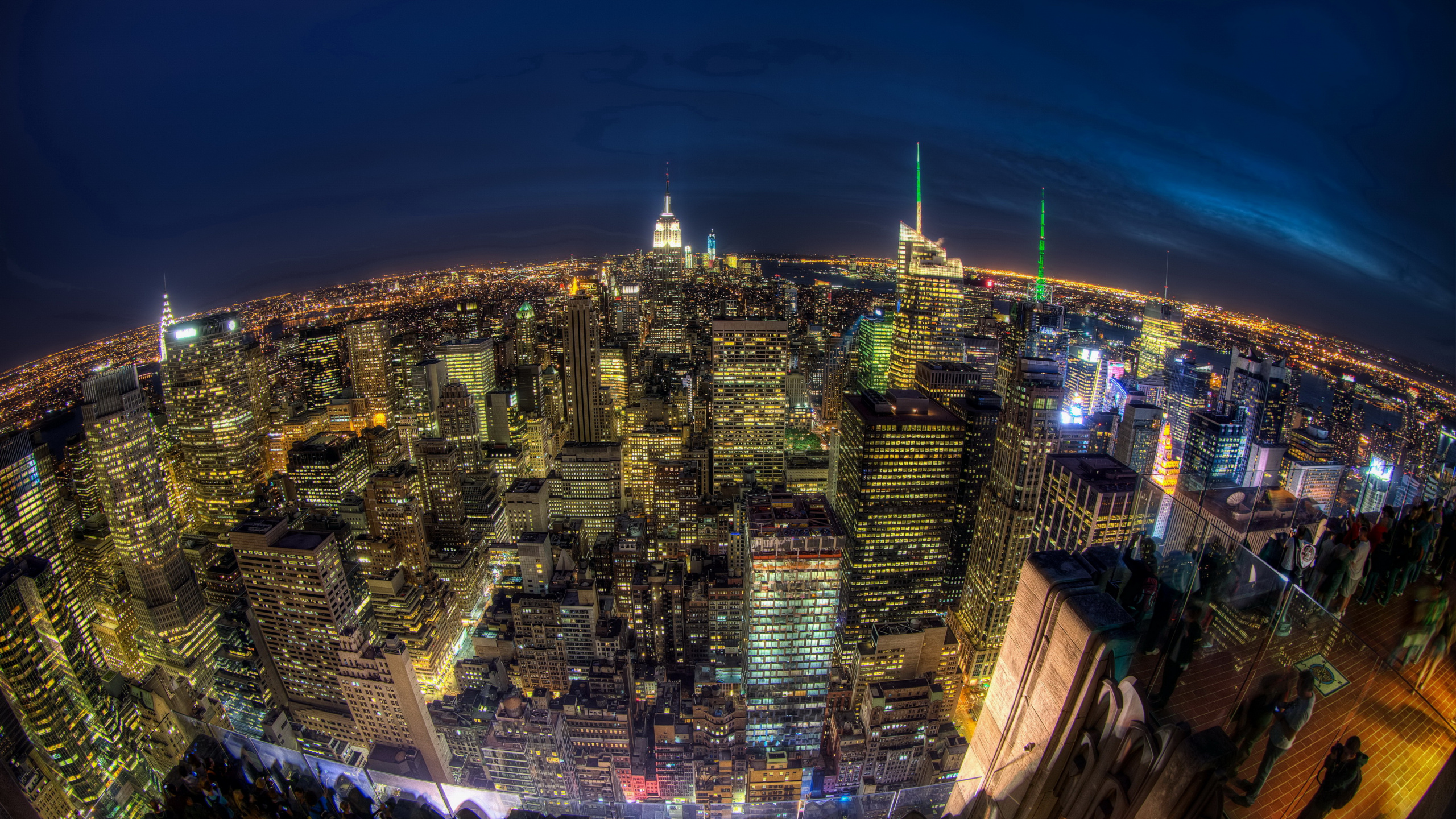 Les Gens Dans la Rue Pendant la Nuit. Wallpaper in 2560x1440 Resolution