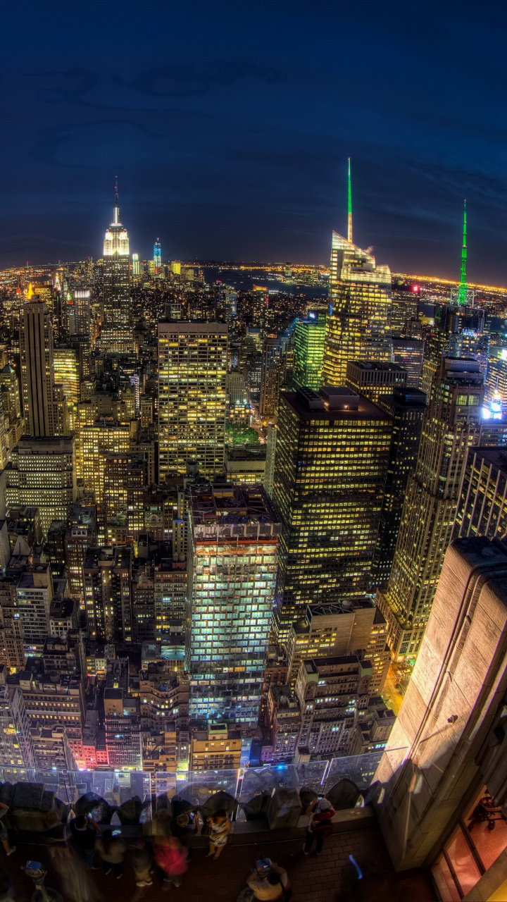 Les Gens Dans la Rue Pendant la Nuit. Wallpaper in 720x1280 Resolution