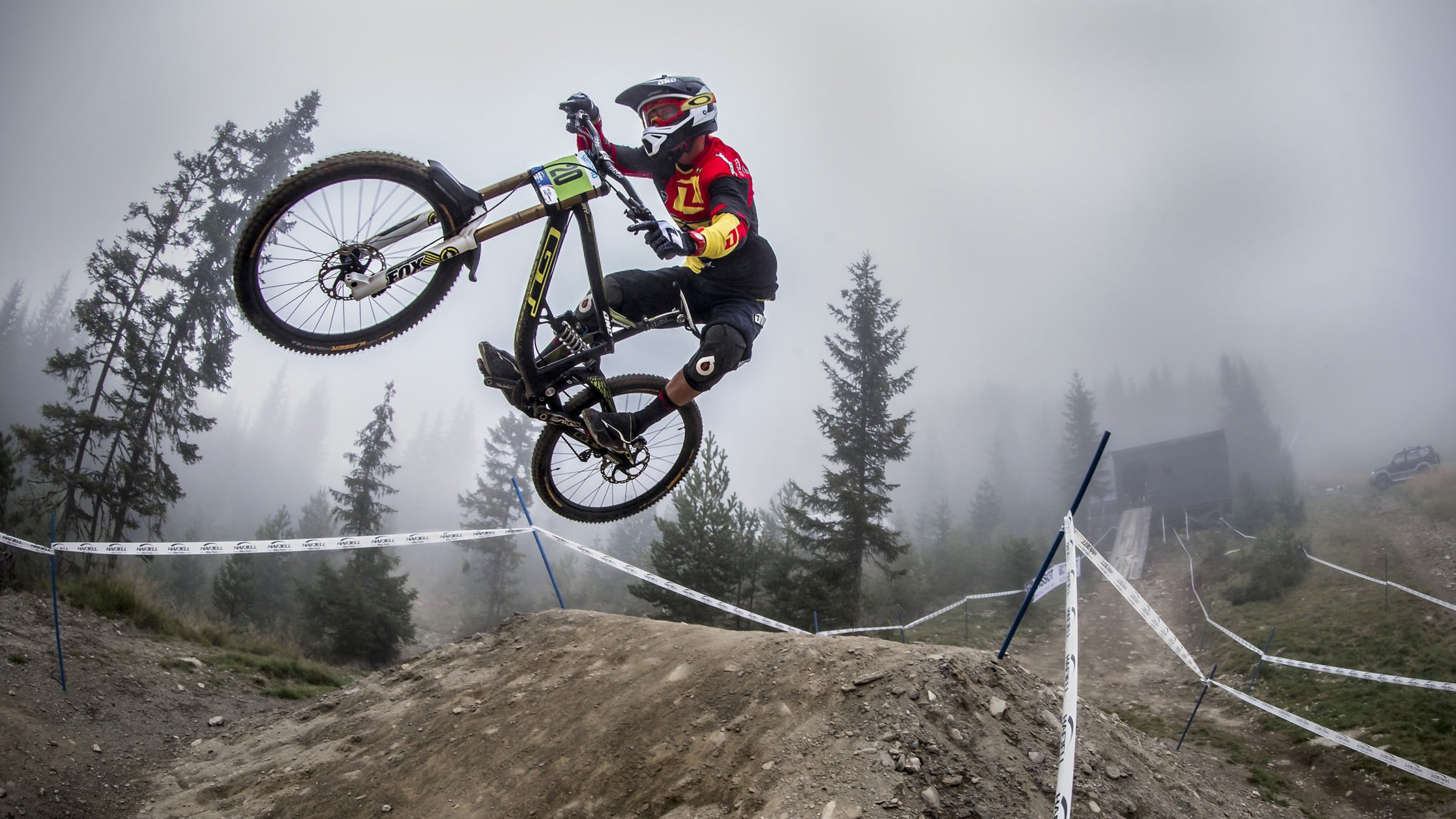 Mann in Schwarzer Jacke, Der Auf Einem Weißen Und Schwarzen Mountainbike Fährt. Wallpaper in 3840x2160 Resolution