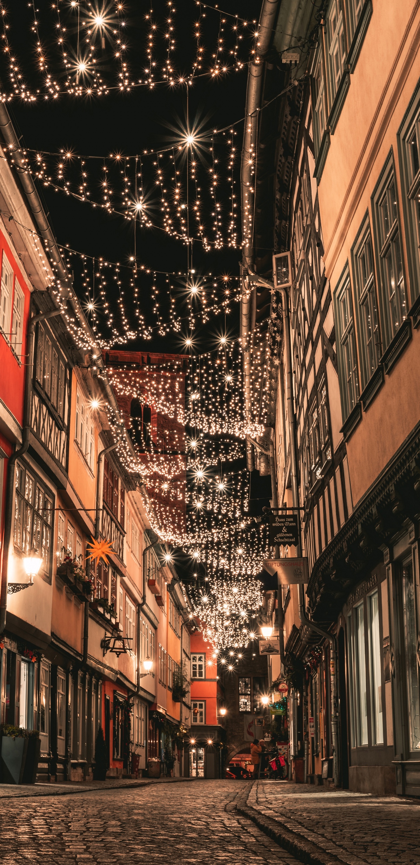 Personnes Marchant Dans la Rue Entre Les Bâtiments Pendant la Journée. Wallpaper in 1440x2960 Resolution