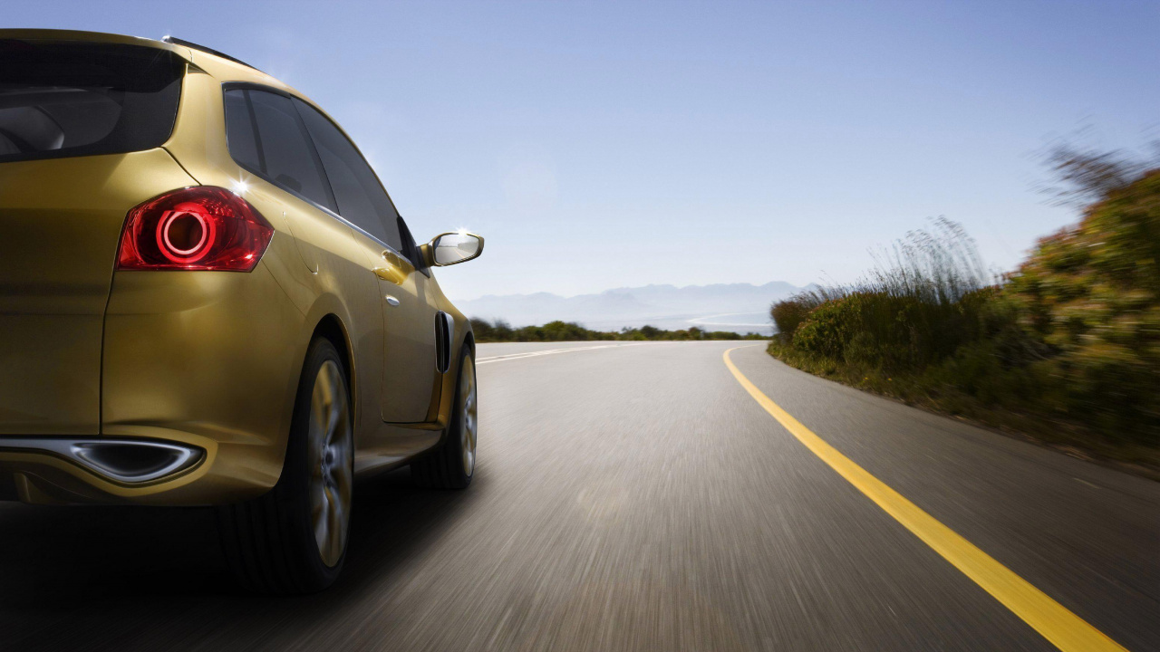 Coche Amarillo Sobre la Carretera de Asfalto Gris Durante el Día. Wallpaper in 1280x720 Resolution