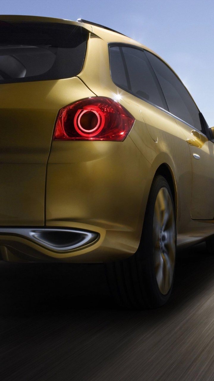 Coche Amarillo Sobre la Carretera de Asfalto Gris Durante el Día. Wallpaper in 720x1280 Resolution