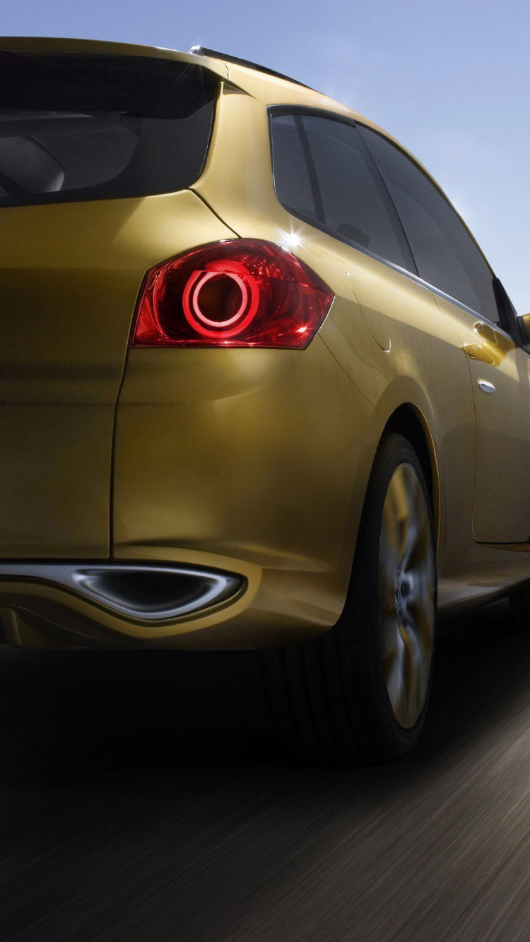 Coche Amarillo Sobre la Carretera de Asfalto Gris Durante el Día. Wallpaper in 750x1334 Resolution