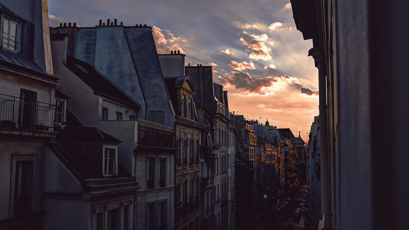 Bâtiment en Béton Gris Sous Ciel Nuageux Pendant la Journée. Wallpaper in 1366x768 Resolution