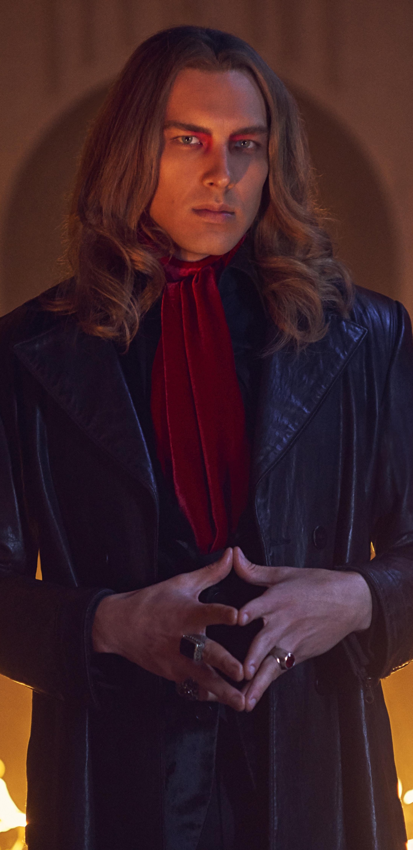 Femme en Manteau Noir Tenant Une Bougie Allumée. Wallpaper in 1440x2960 Resolution