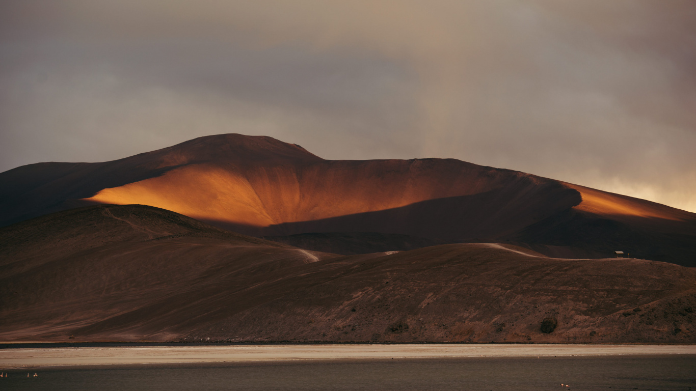 Brown Mountain Under White Sky During Daytime. Wallpaper in 1366x768 Resolution