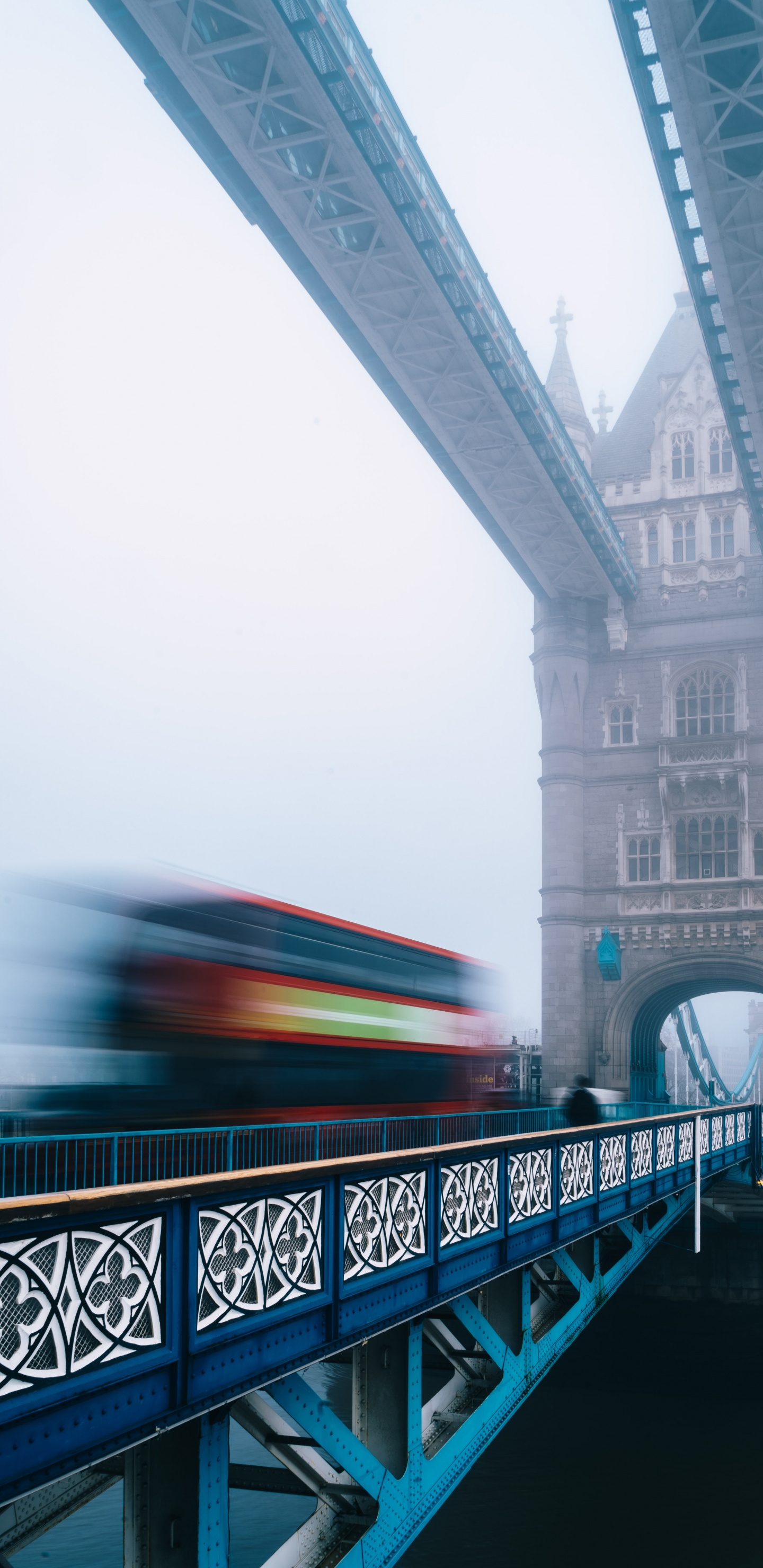Blaue Metallbrücke Über Den Fluss Tagsüber. Wallpaper in 1440x2960 Resolution