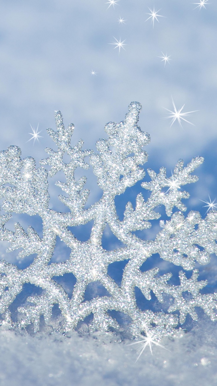 Copos de Nieve Blancos y Azules Sobre Arena Gris. Wallpaper in 720x1280 Resolution