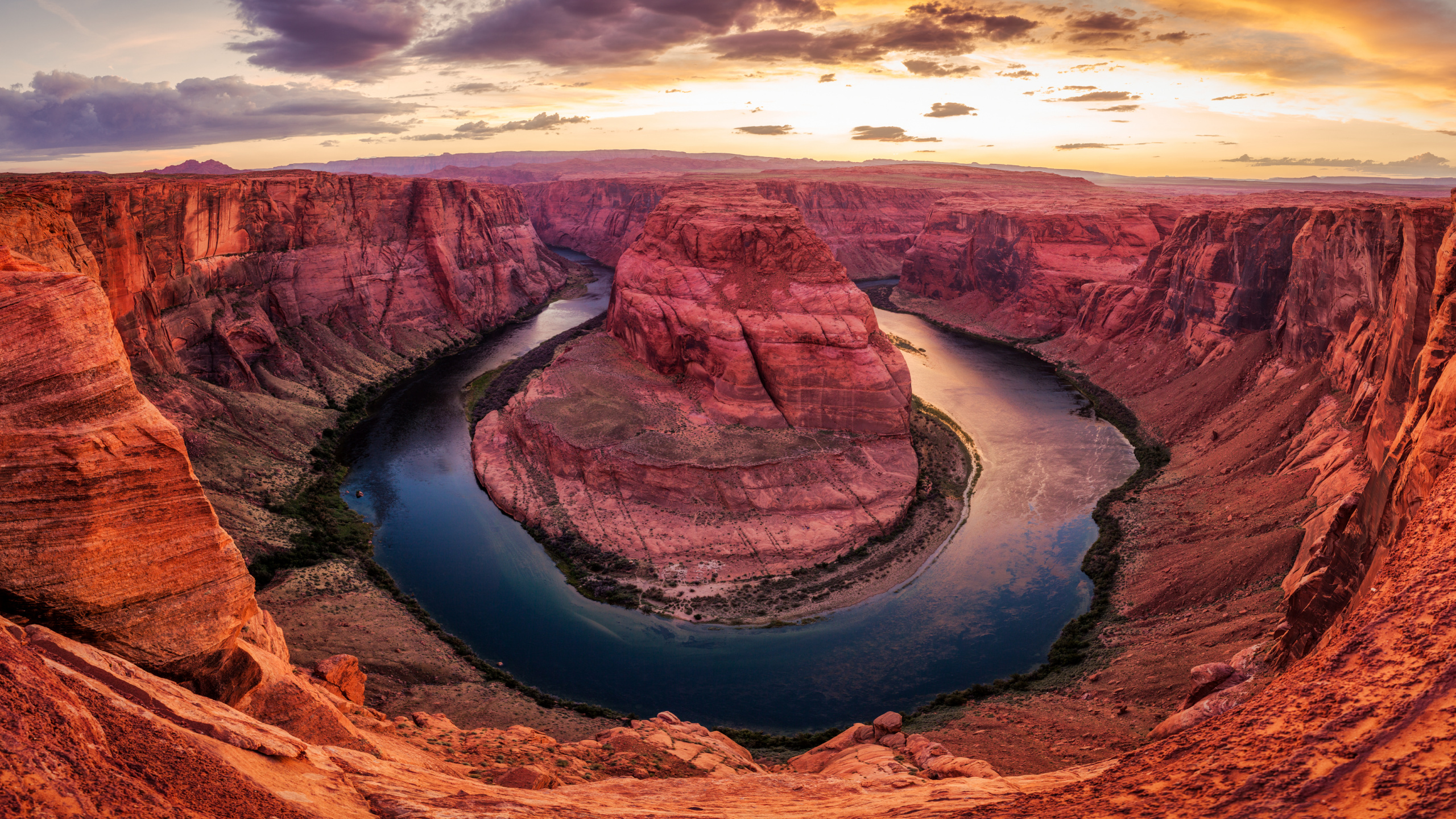 Formation de Roche Brune Près D'un Plan D'eau Pendant la Journée. Wallpaper in 2560x1440 Resolution