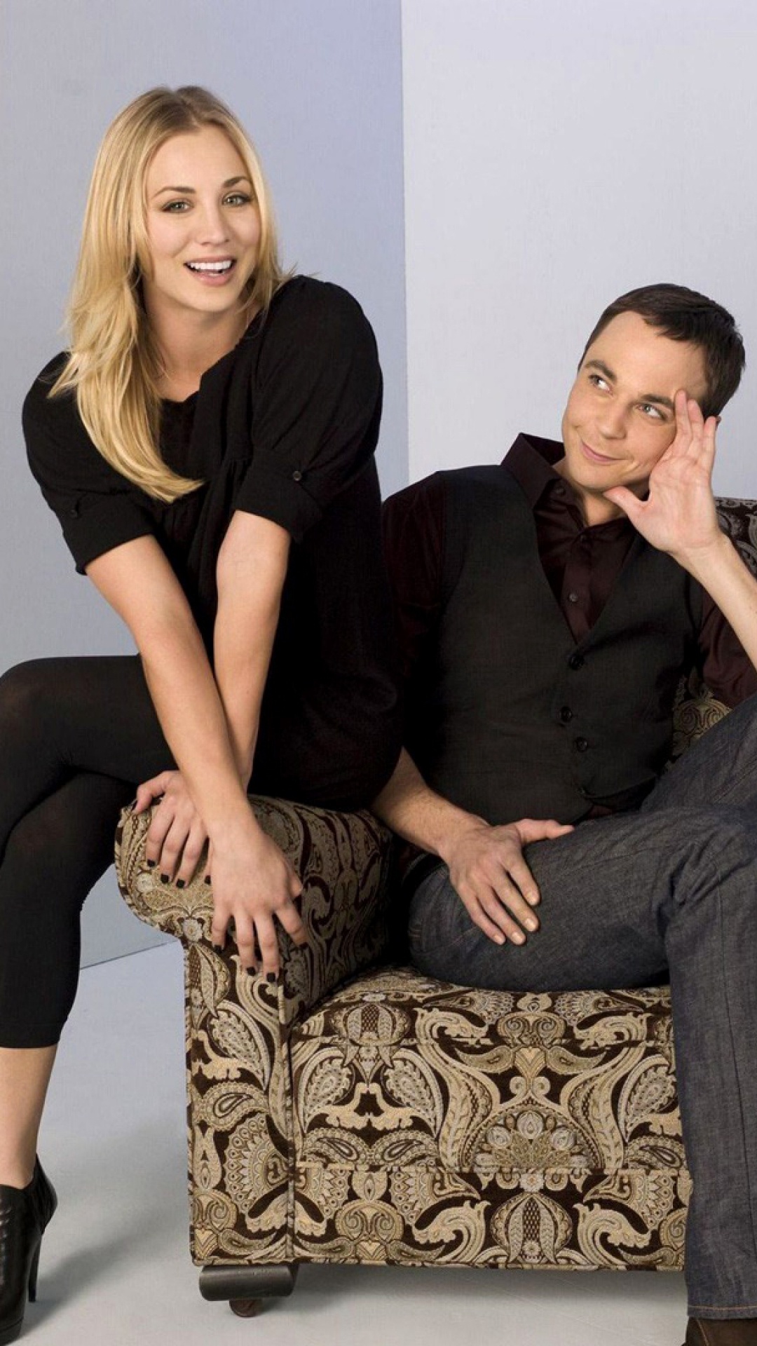 2 Mujeres Sentadas en el Sofá Floral Marrón. Wallpaper in 1080x1920 Resolution