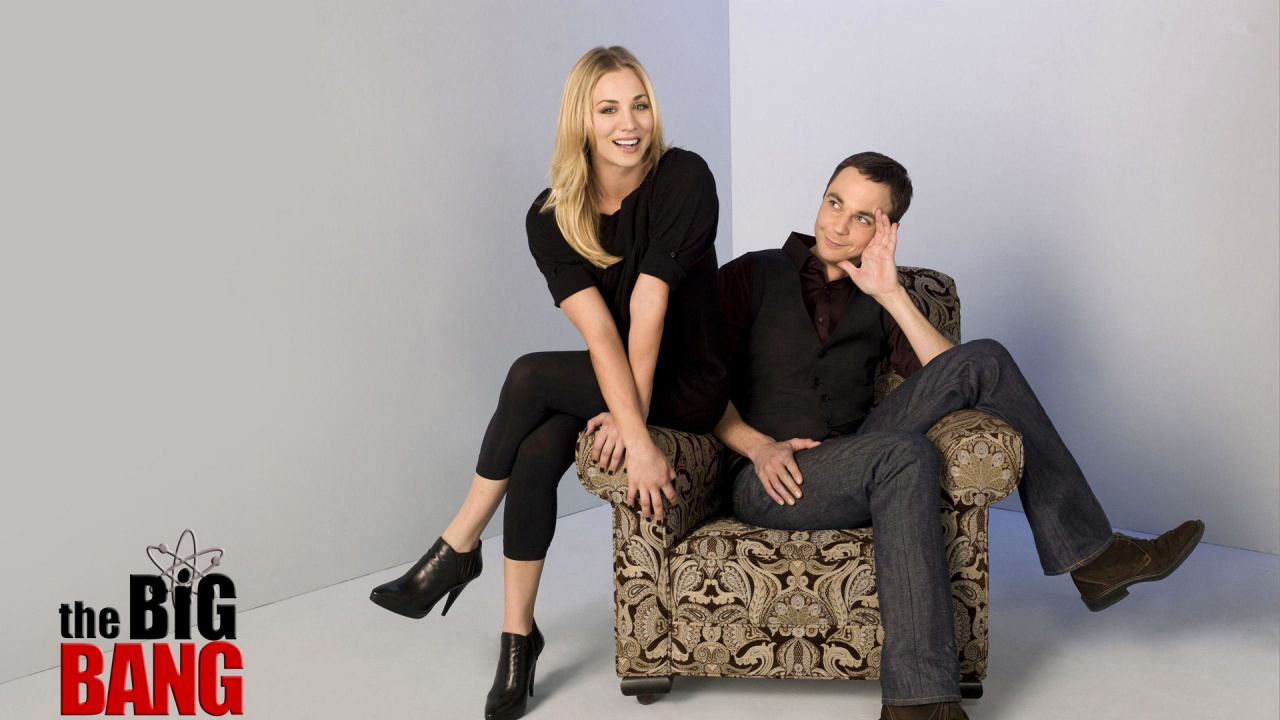 2 Mujeres Sentadas en el Sofá Floral Marrón. Wallpaper in 1280x720 Resolution