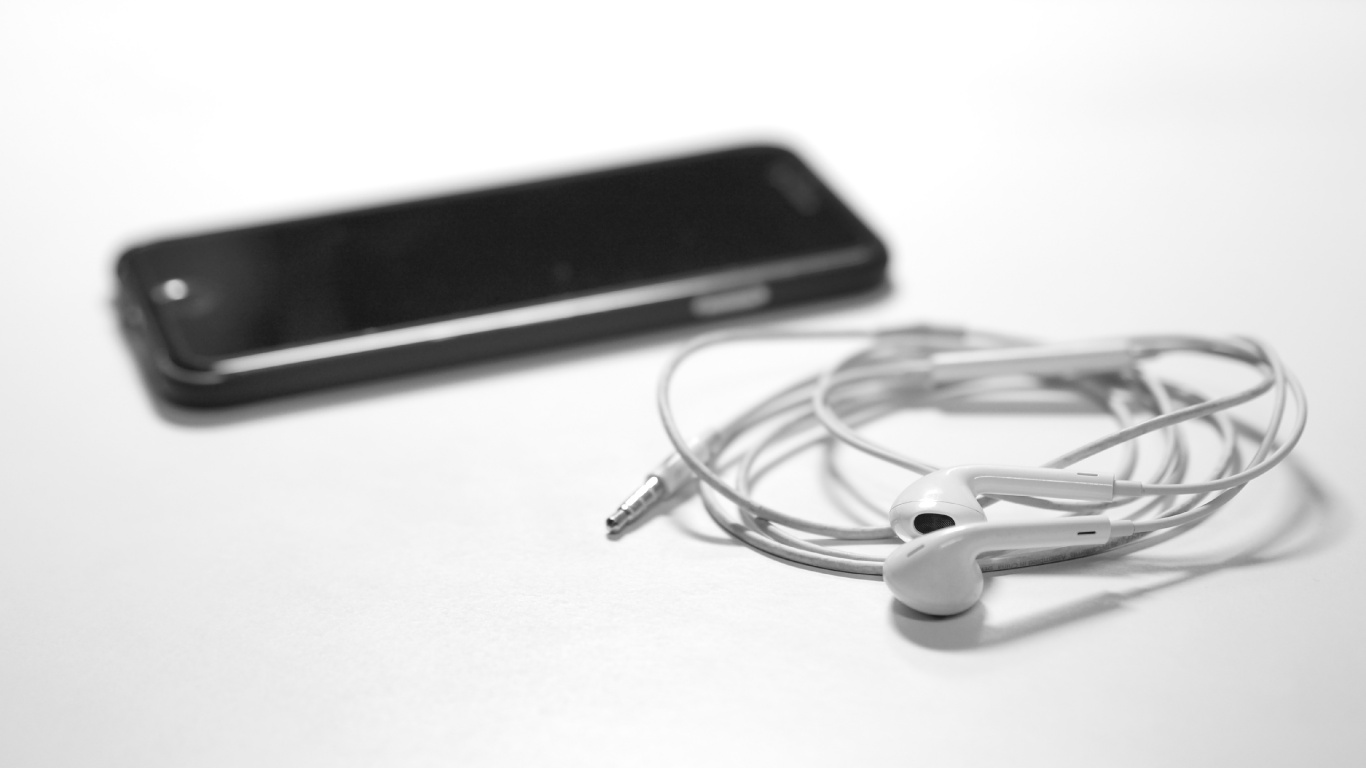 Headphones, Apple Earbuds, Apple, Gadget, Electronic Device. Wallpaper in 1366x768 Resolution