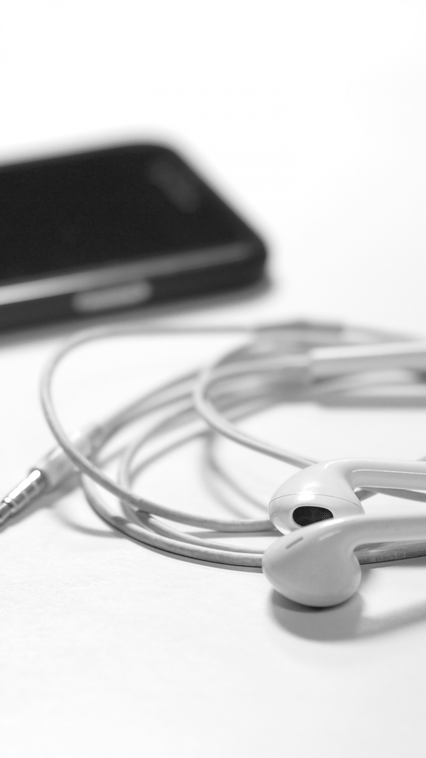 Headphones, Apple Earbuds, Apple, Gadget, Electronic Device. Wallpaper in 1440x2560 Resolution