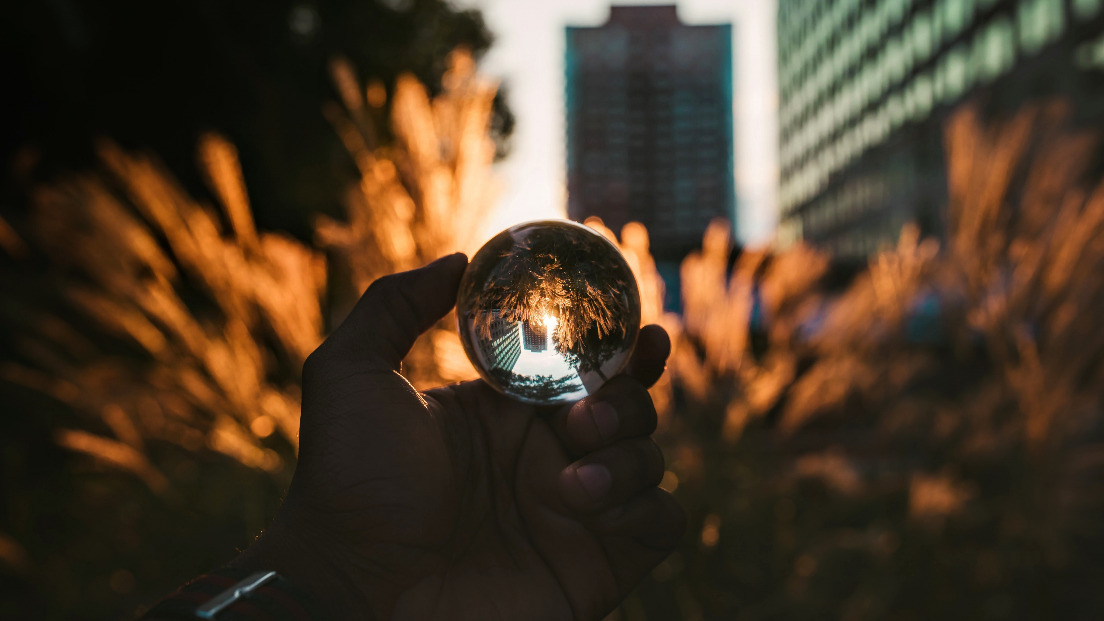 Personne Tenant Une Boule de Verre Transparent. Wallpaper in 3840x2160 Resolution