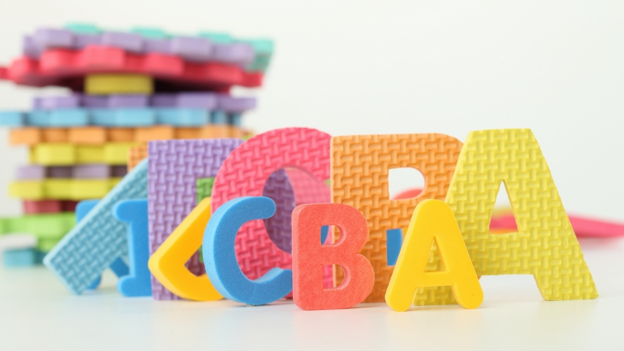 Red Yellow Blue and Pink Letter Blocks. Wallpaper in 1280x720 Resolution