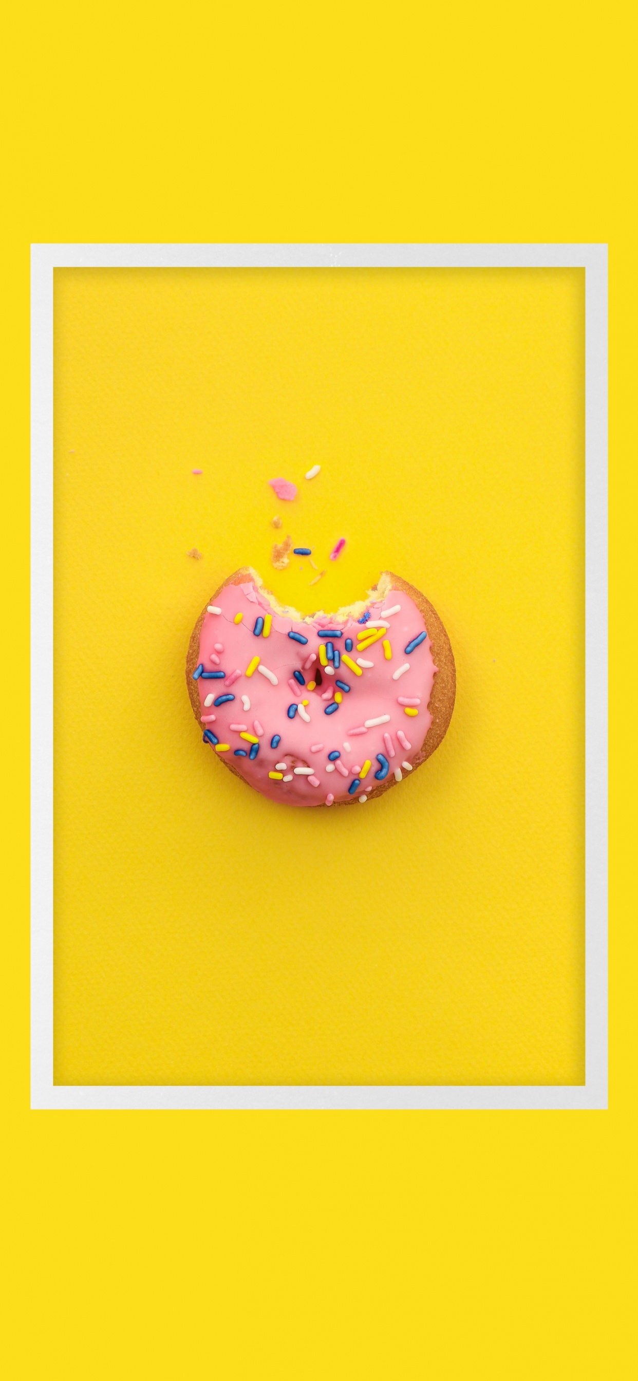 Biscuit en Forme de Coeur Jaune et Blanc. Wallpaper in 1242x2688 Resolution