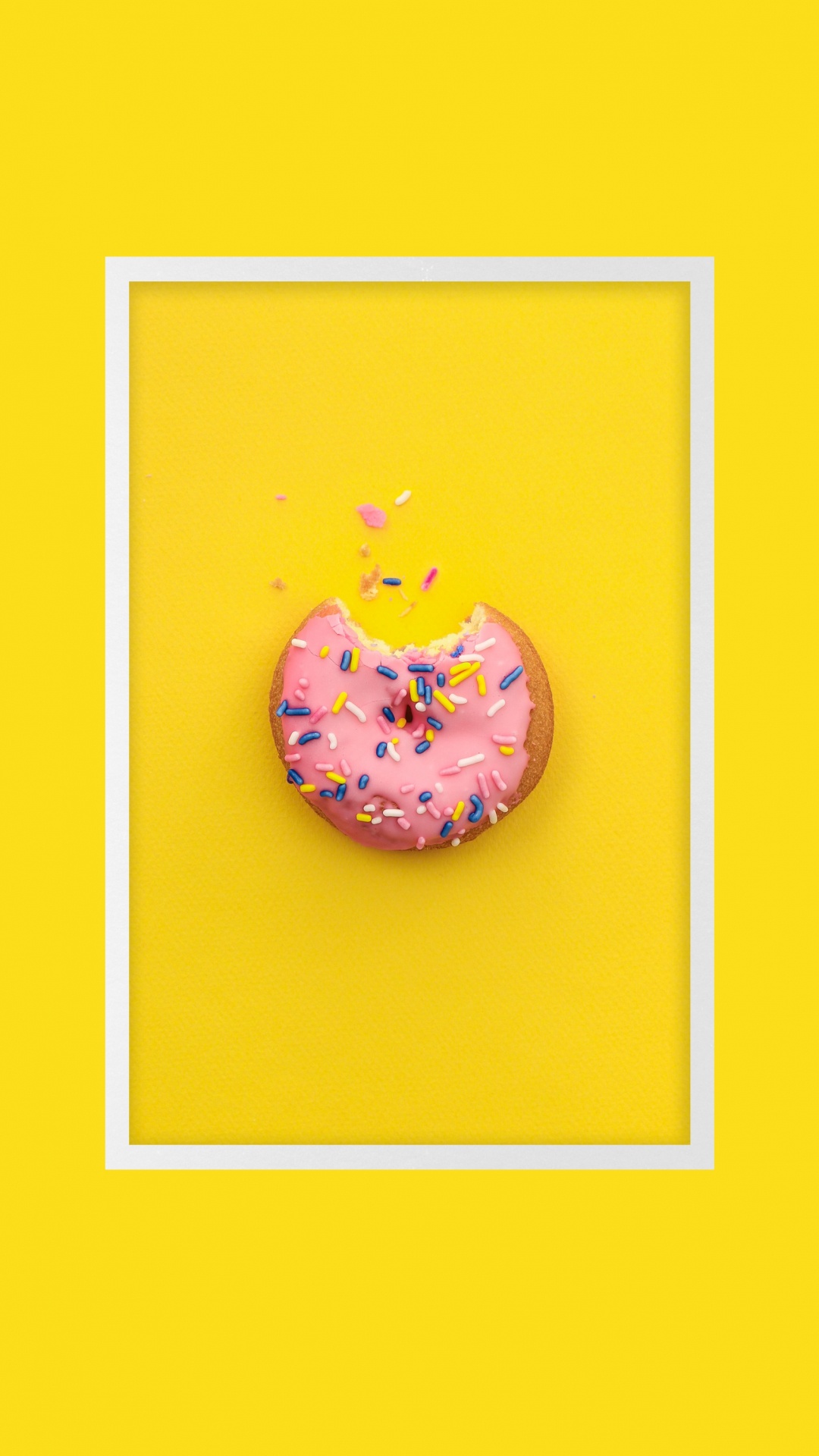Gelb-weißer Herzförmiger Keks. Wallpaper in 1080x1920 Resolution