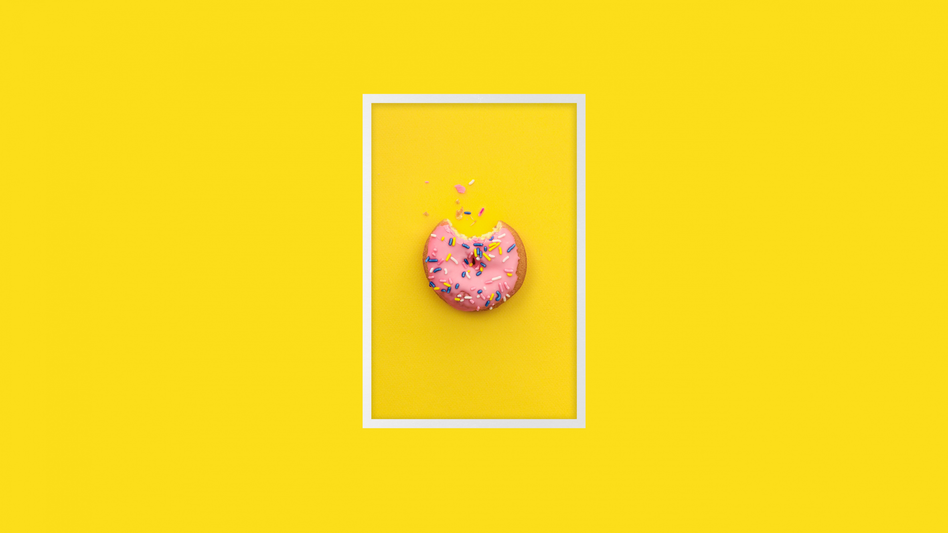 Gelb-weißer Herzförmiger Keks. Wallpaper in 3840x2160 Resolution
