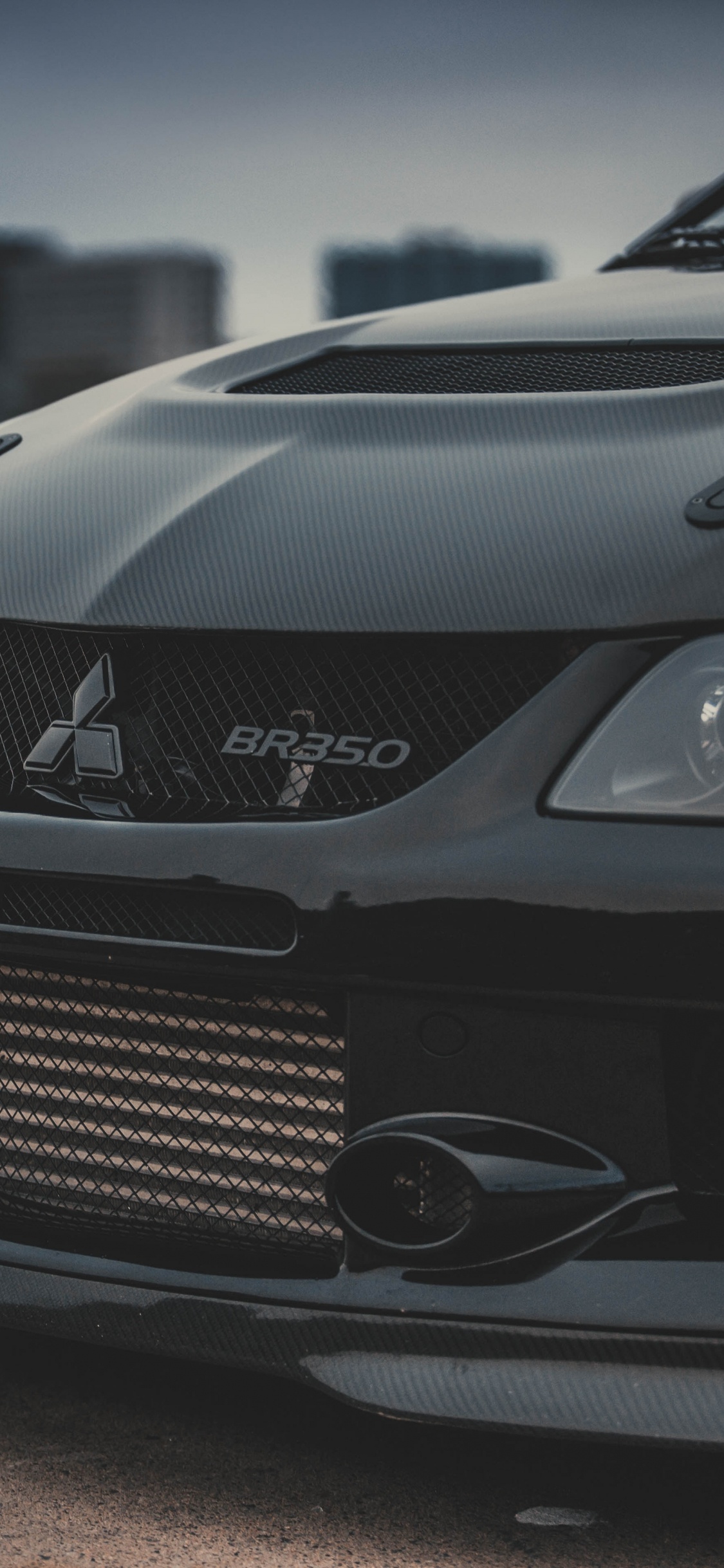 Voiture Mercedes Benz Noire Sur Route Goudronnée Grise Pendant la Journée. Wallpaper in 1125x2436 Resolution