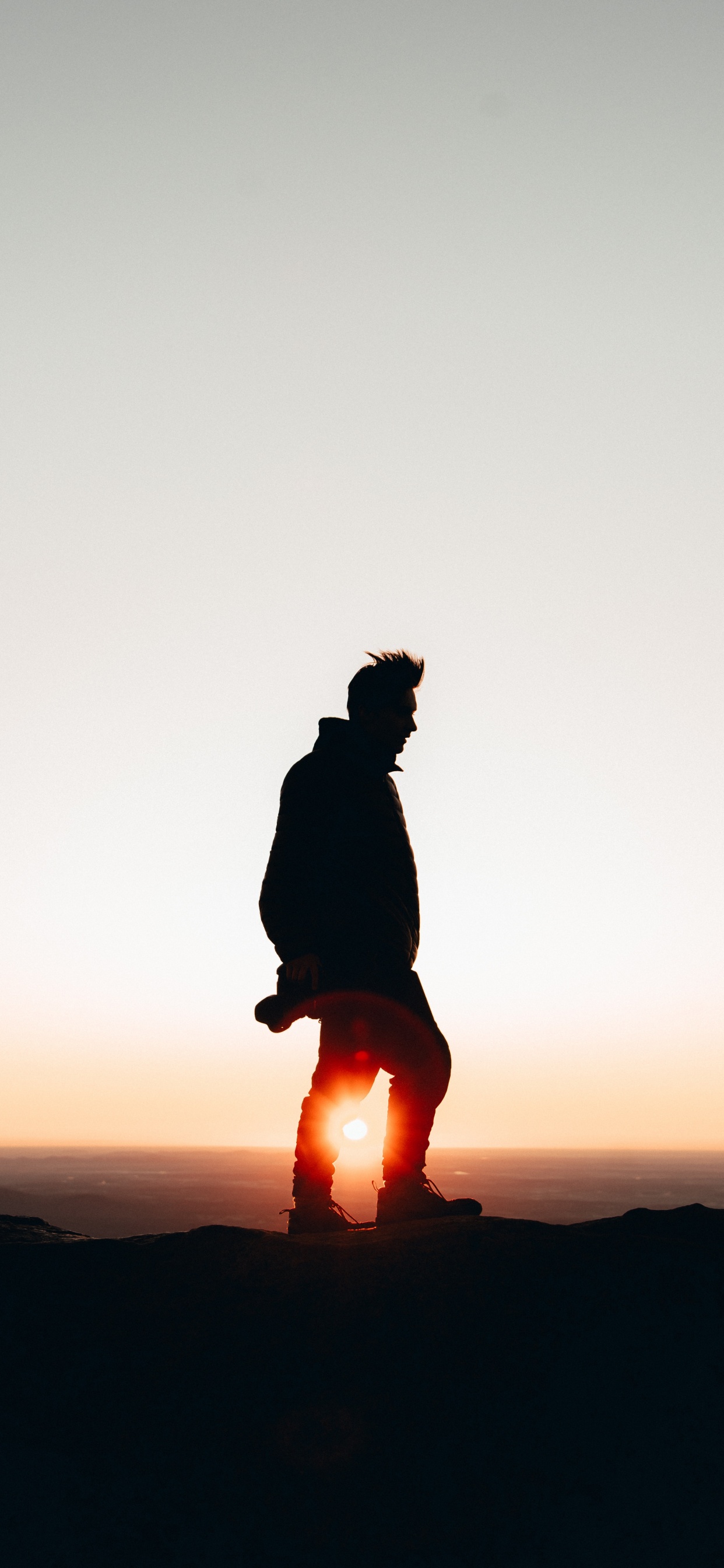 Silhouette de Personne Assise Sur un Rocher Pendant le Coucher du Soleil. Wallpaper in 1242x2688 Resolution