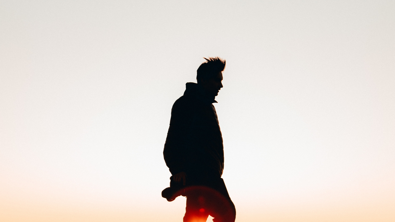 Silhouette de Personne Assise Sur un Rocher Pendant le Coucher du Soleil. Wallpaper in 1366x768 Resolution