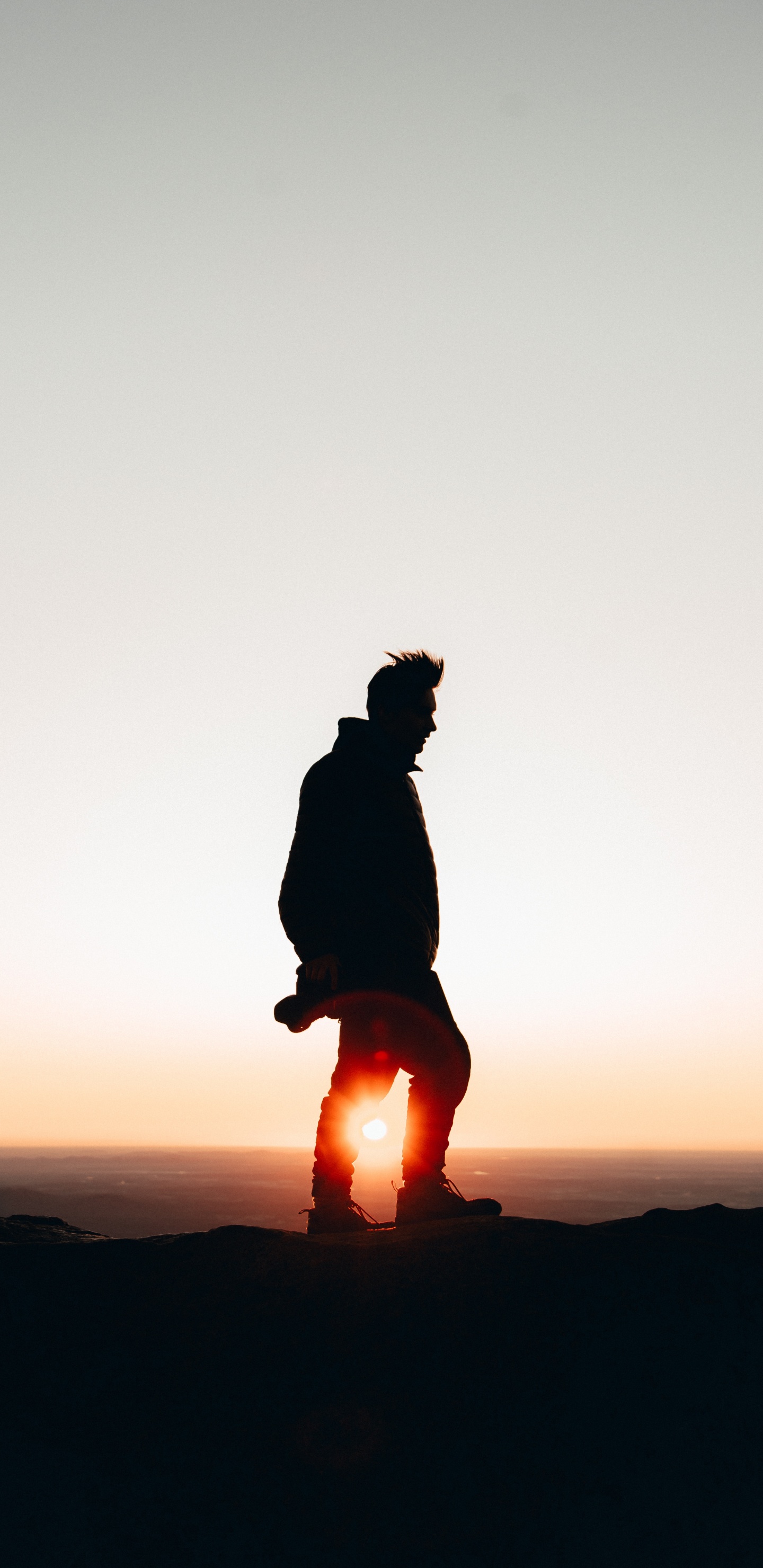 Silhouette de Personne Assise Sur un Rocher Pendant le Coucher du Soleil. Wallpaper in 1440x2960 Resolution