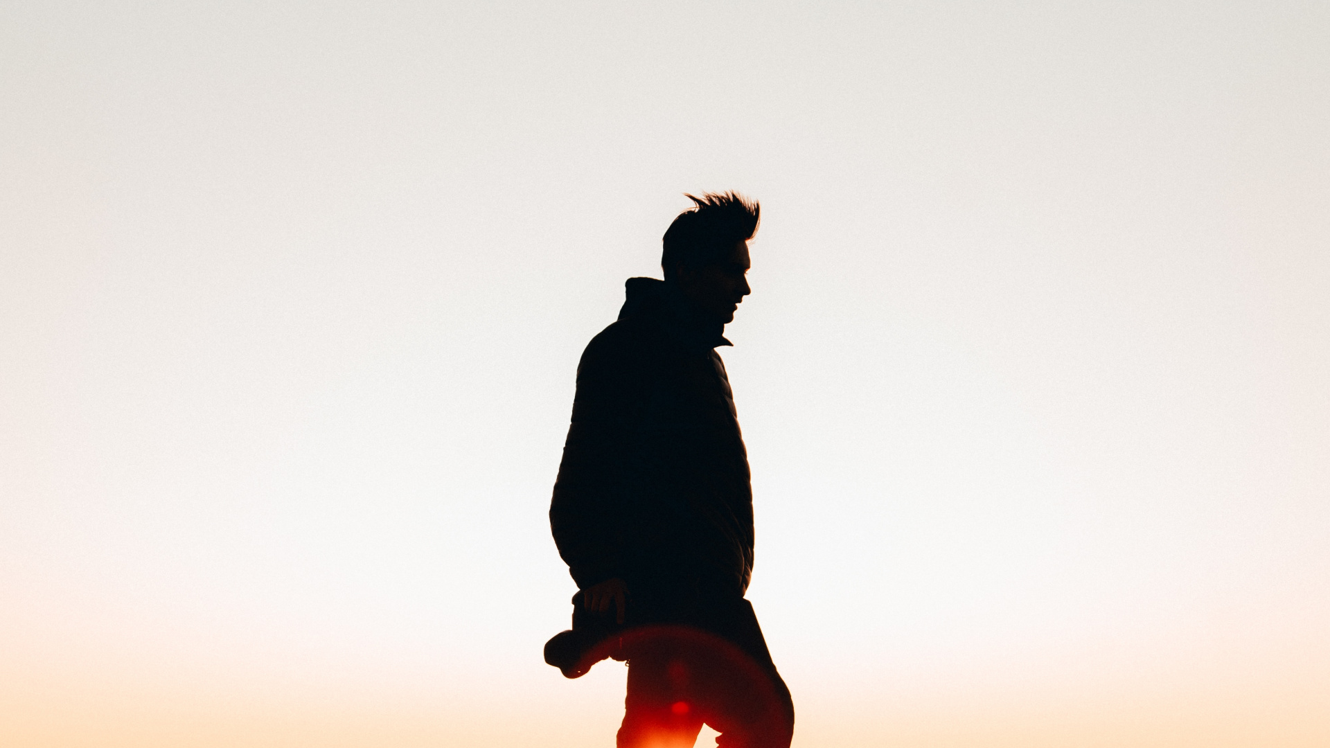 Silhouette de Personne Assise Sur un Rocher Pendant le Coucher du Soleil. Wallpaper in 1920x1080 Resolution